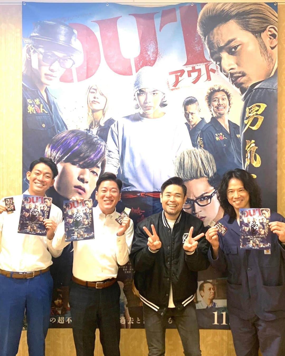 のインスタグラム：「品川さんが神戸でやってた 映画OUTのムビチケ手売り会に 営業一緒だった ネイビーズアフロの2人と 行って来て 写真撮って貰って サインも名前入りでもらったよ。 良い人だったよ。 明日も名古屋でやるらしい。  ミッドランドスクエアシネマ2 12:30〜14:30 名古屋市中村区名駅４丁目１１−２７  シンフォニー豊田ビル」