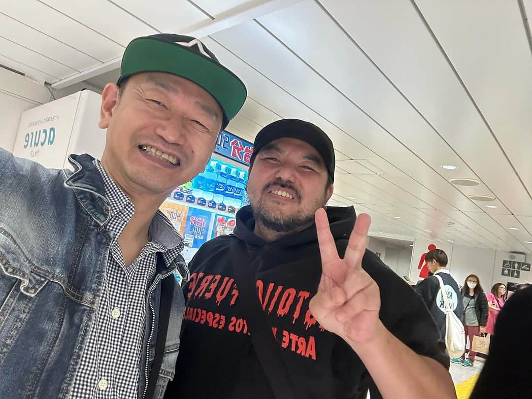 島津健太郎さんのインスタグラム写真 - (島津健太郎Instagram)「昨日から全国120館で公開中の映画『リゾートバイト』 永江監督がお店に来てくれたのでサインしてもらった✍️  #永江二朗 #監督 #リゾートバイト #きさらぎ駅 #真鮫島事件  #新宿 #歌舞伎町 #たこ焼き&明石焼きBARもうこはん #もうこはん」10月21日 17時38分 - k_super_xtreme