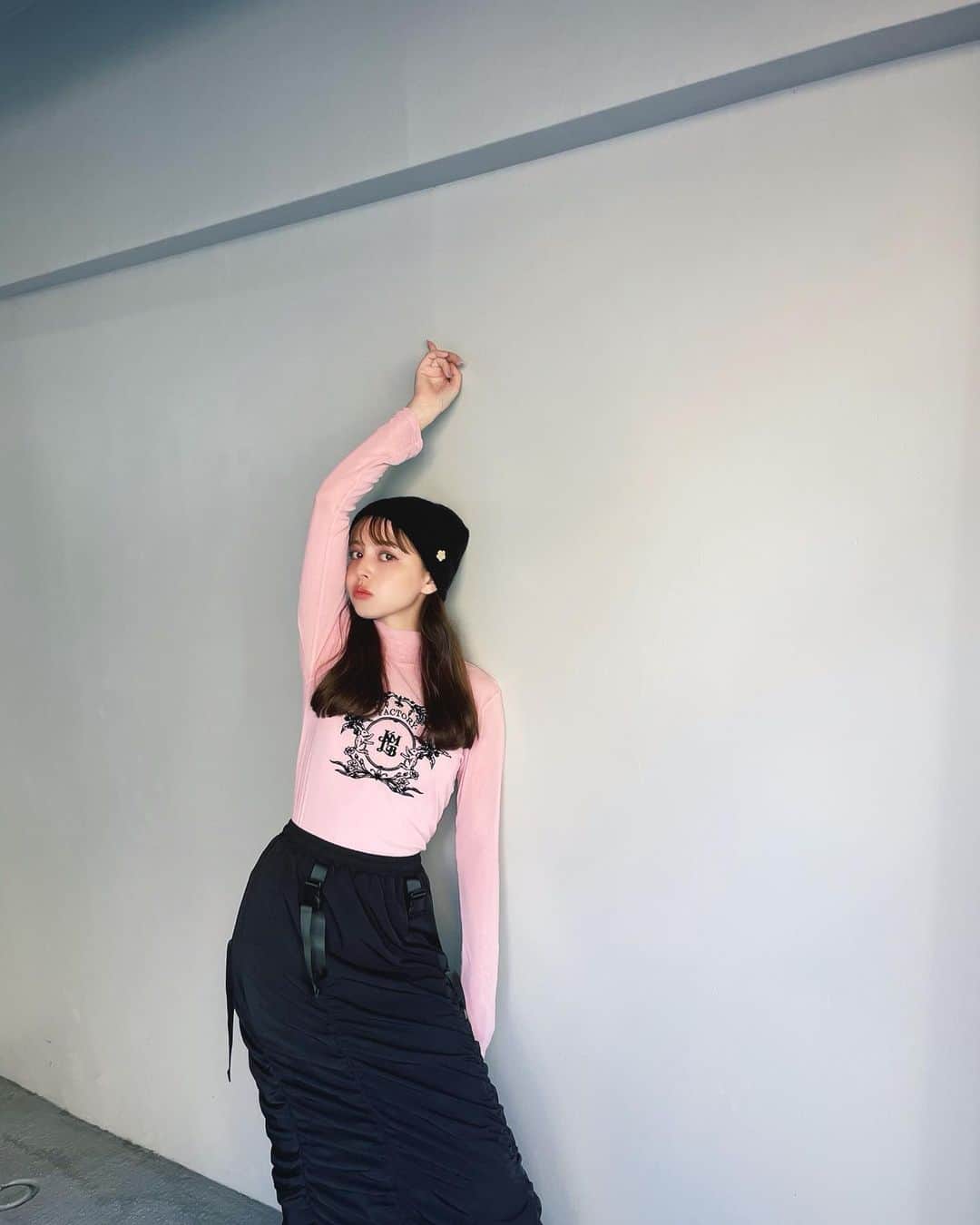 加藤ナナのインスタグラム：「⁡ LILY BROWN×KEITA MARUYAMAコラボアイテムが10/27から発売🤎 ⁡ コラボレーションエンブレムモチーフを プリントされたシアートップスが特に 私はタイプ😍🩷 ⁡ ⁡ 10/21からLILY BROWN ルミネエスト新宿店で行われる先行販売会で購入できるので 気になる人は是非にっ☺︎✨✨  @lily_brown_official  ⁡  ⁡ #PR　#LILYBROWN　#リリーブラウン　#KEITAMARUYAMA　#ケイタマルヤマ #LB_KM 　#ルミネエスト新宿」