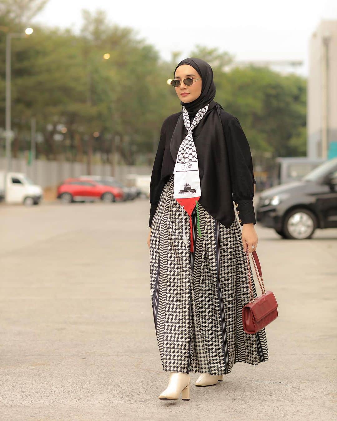 Zaskia Sungkarのインスタグラム：「❤️🇵🇸  @zaskiasungkarjakarta  #jmfw2024」