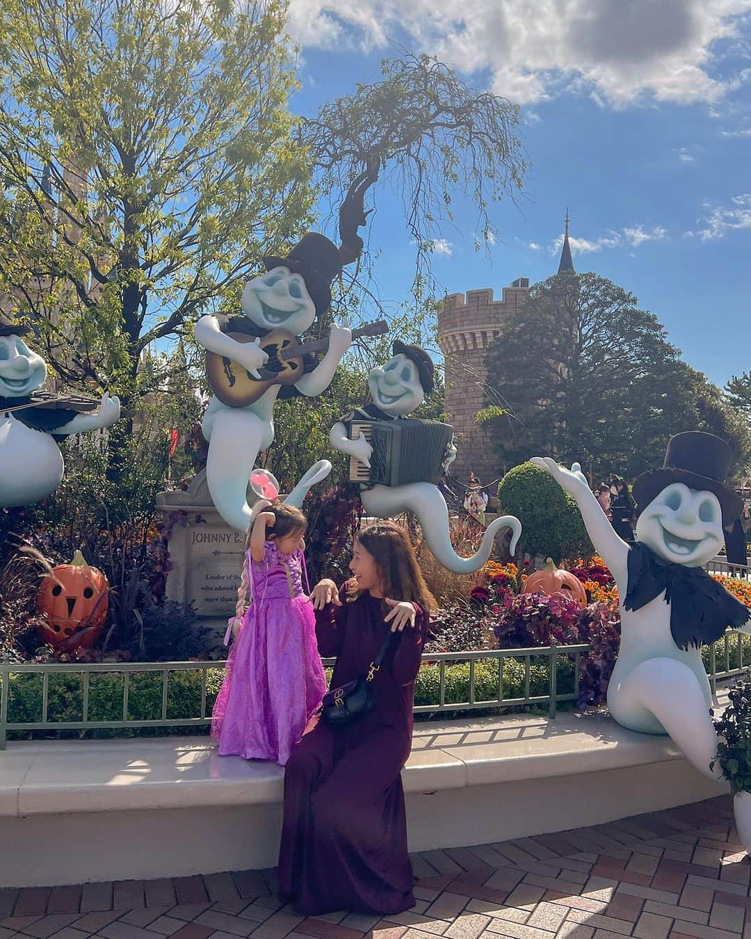 林弓束さんのインスタグラム写真 - (林弓束Instagram)「. disney halloween🎃🫶 ハロウィンらしいスポット👻 . . . . . . #dハロ #dハロ仮装 #ディズニーコーデ #ディズニーランド #ゴーテルバウンド #ラプンツェル #ラプンツェル親子 #ハロウィン #ディズニーハロウィン #親子ハロウィン #女の子ママ  #2020年5月生まれ  #ママと娘 #母娘 #親子」10月21日 17時39分 - hayashiyuzuka