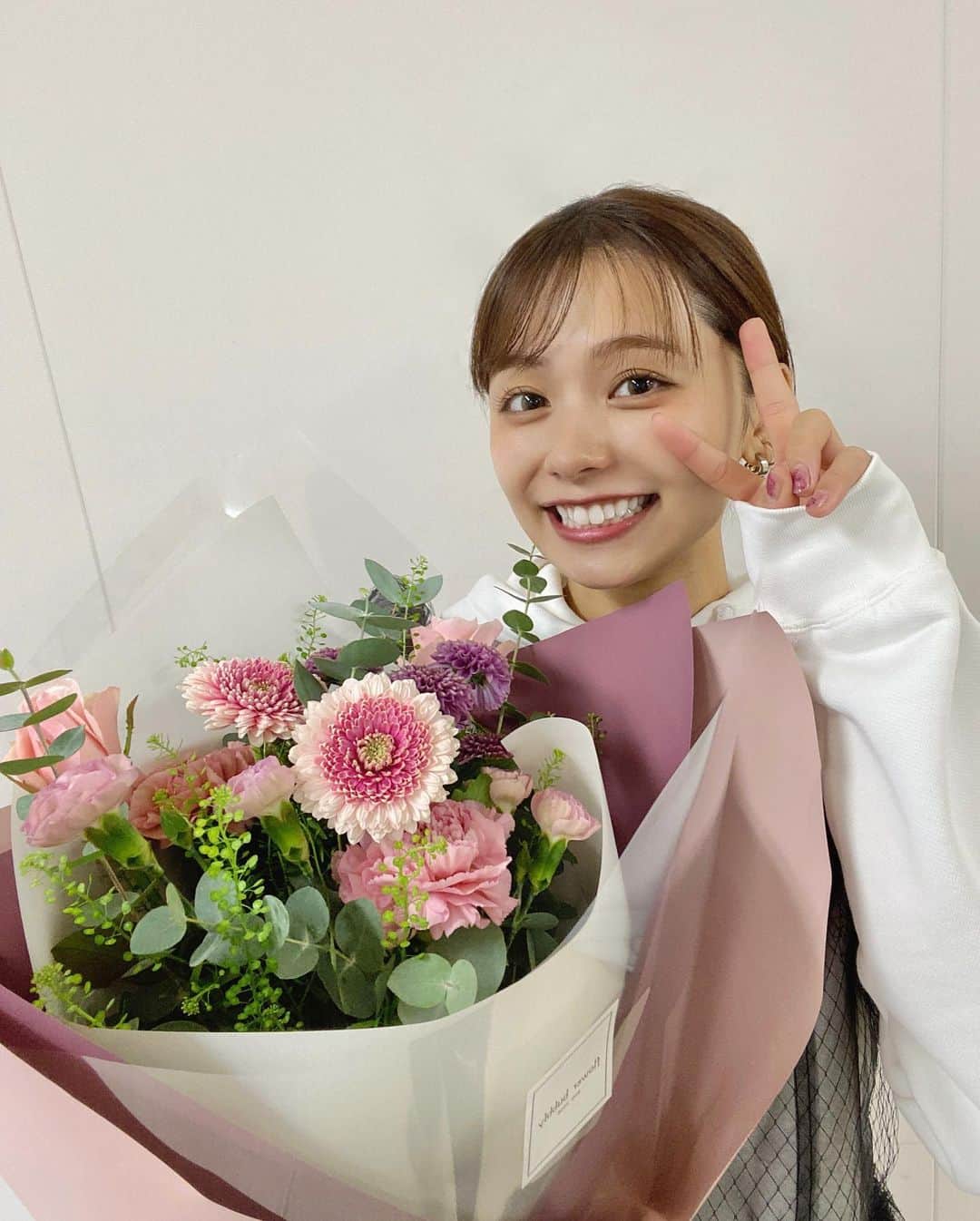 足立佳奈のインスタグラム：「#福山平成大学 🏫💭  温かい場所だったなぁ。学生のみなさんの声援にとってもワクワクしました！歌を口ずさみながら聞いてくれたり、手を伸ばしてくれたり、ハートを作ってくれたり、学園祭ならではの雰囲気が心地よかったですっありがとうございました！！❤️  シンガーソングライターの上野大樹さんと初めてお会いできて、胸が熱くなりました！美しすぎるギターに歌声。やっぱり実際に聴くことができるって幸せですね！またどこかでお会いできますように！！  今回は広島FMさんの公開収録ということで、 記念写真を会場で撮らせてもらえました！ MCの大窪シゲキさん、上野大樹さん、インタビューしてくださった生徒のお二人、会場に駆けつけてきてくれた皆さんと。📷」