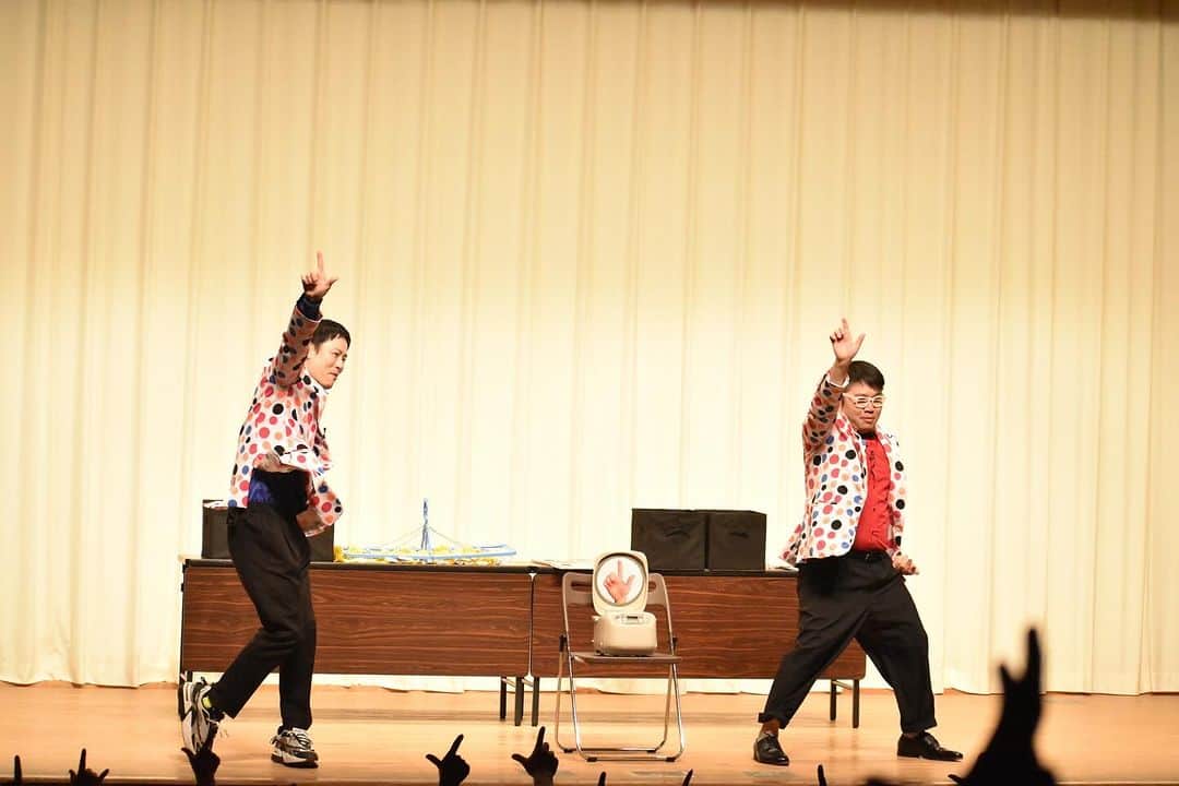 山本修平さんのインスタグラム写真 - (山本修平Instagram)「#BEMF2023  よしもとお笑いライブと茨城出身アーティストの皆さんによるスペシャルステージ！ 最高のFEVERいただきました！  ありがFEVER！！！  休憩中茨城住みますオスペンギンのオススメの『常陸の輝き』という豚丼をもぐもぐピーナッツさんにご馳走していただきました！これは食べた方がいい！バカうまFEVER！！  #茨城 #水戸 #KENEBISAWA #RAY #イーシス #けいたろう #ぼよんぼよん #もぐもぐピーナッツ #上原チョー #チョッキ #オスペンギン」10月21日 17時40分 - boyonboyonyama