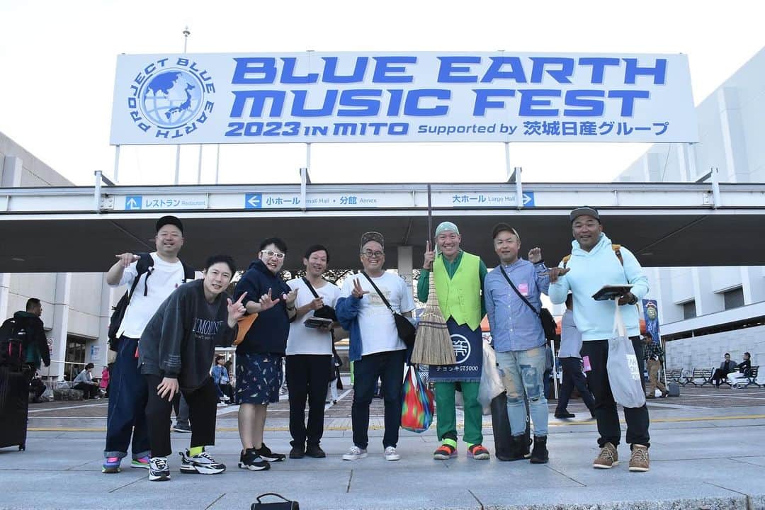 山本修平さんのインスタグラム写真 - (山本修平Instagram)「#BEMF2023  よしもとお笑いライブと茨城出身アーティストの皆さんによるスペシャルステージ！ 最高のFEVERいただきました！  ありがFEVER！！！  休憩中茨城住みますオスペンギンのオススメの『常陸の輝き』という豚丼をもぐもぐピーナッツさんにご馳走していただきました！これは食べた方がいい！バカうまFEVER！！  #茨城 #水戸 #KENEBISAWA #RAY #イーシス #けいたろう #ぼよんぼよん #もぐもぐピーナッツ #上原チョー #チョッキ #オスペンギン」10月21日 17時40分 - boyonboyonyama