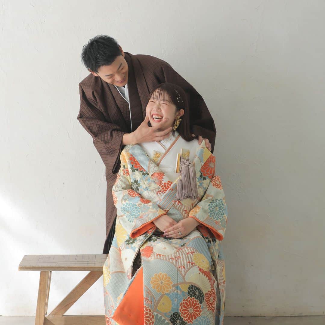 studioTVB梅田店のインスタグラム：「笑顔たっぷりで🫧 色打掛と紋服の相性もばっちり◎です🩵 ・ ・ photo Sachi Nagayasu. 🌷 ・ ・ ・ @studiotvb_umeda @decollte_weddingphoto @d_weddingphoto_jp ・ ・ ・ ・ ・ ・ ・ 共に働くフォトグラファー・ヘアメイク・プランナー、 募集中です。 @decollte_recruit ・ ・ ・ #撮る結婚式 #デコルテフォト #スタジオTVB #studiotvb #スタジオTVB梅田 #studiotvb梅田 #ウェディングフォト #フォトウェディング #ロケーションフォト #ナチュラルウェディング #ドレス試着 #和装前撮り #前撮り #和装スタジオ #大阪前撮り #白無垢 #白無垢前撮り #関西プレ花嫁 #プレ花嫁 #おしゃれ花嫁 #結婚式準備 #全国のプレ花嫁さんと繋がりたい #プレ花嫁さんと繋がりたい #日本中のプレ花嫁さんと繋がりたい #幸せな瞬間をもっと世界に #cherish_photo_days #2023冬婚  #2023秋婚」