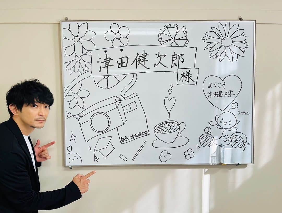 津田健次郎のインスタグラム：「津田塾大学の津田塾祭に津田健次郎が参加させて頂き、津田津田しいという津田塾用語を津田健次郎が覚えました。津田に溢れたイベントでした。  ご来場頂きました皆様、運営の学生の皆様、どうもありがとうございました。楽しかったです。 また機会がありましたら呼んで下さいませ。」
