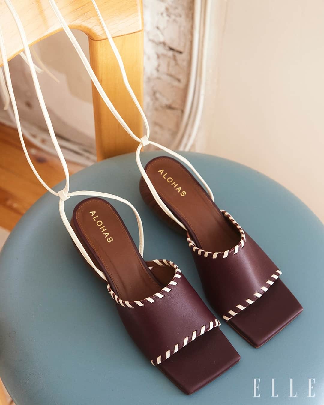ELLE DKさんのインスタグラム写真 - (ELLE DKInstagram)「Sko, sko og atter sko. I ELLEs fødselsdagsnummer har vi genoplivet #Skoskabet og besøgt tandlæge og influent @iliridakrasniqi, PR-manager @simonenoa, stylist og podcastvært @madsdamind og butiksejer @ferialberri.  De deler alle en stor passion for lækkert fodtøj, og inviterer indenfor til en tour af deres inspirerende samlinger af alt fra stilletter og sneakers til ballerinaer og støvler. Læs med i oktobers udgave af ELLE.⁠ ⁠ Foto: @tueblichfeldt」10月21日 17時50分 - elledanmark