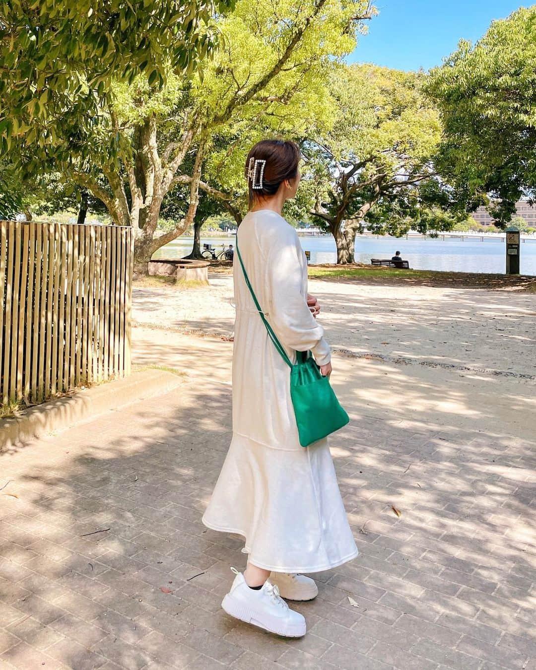 瀬口かなさんのインスタグラム写真 - (瀬口かなInstagram)「天気が良かった日にお散歩した時の🚶‍♀️ ⁡ 秋晴れって本当に気持ち良い〜今の気候が本当に好き！ ⁡ スウェットワンピースは ⁡ @bab.showroom 🤍 動きやすくて今の時期これ一枚でちょうど良い☺️ ウエスト部分が絞れて、マーメイドスカートになってるのもお気に入り！ ⁡ ⁡#babcode #bab #秋服コーデ #秋服 #スウェットコーデ #スウェットワンピース #大濠公園 #カジュアルコーデ #カジュアルコーデ大人可愛い #ホワイトコーデ」10月21日 17時42分 - seguchikana