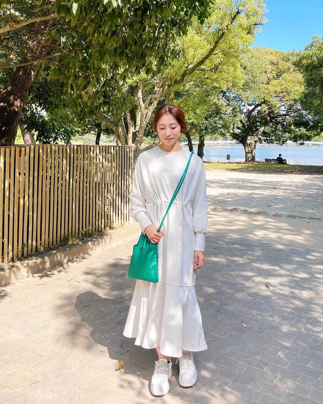 瀬口かなさんのインスタグラム写真 - (瀬口かなInstagram)「天気が良かった日にお散歩した時の🚶‍♀️ ⁡ 秋晴れって本当に気持ち良い〜今の気候が本当に好き！ ⁡ スウェットワンピースは ⁡ @bab.showroom 🤍 動きやすくて今の時期これ一枚でちょうど良い☺️ ウエスト部分が絞れて、マーメイドスカートになってるのもお気に入り！ ⁡ ⁡#babcode #bab #秋服コーデ #秋服 #スウェットコーデ #スウェットワンピース #大濠公園 #カジュアルコーデ #カジュアルコーデ大人可愛い #ホワイトコーデ」10月21日 17時42分 - seguchikana