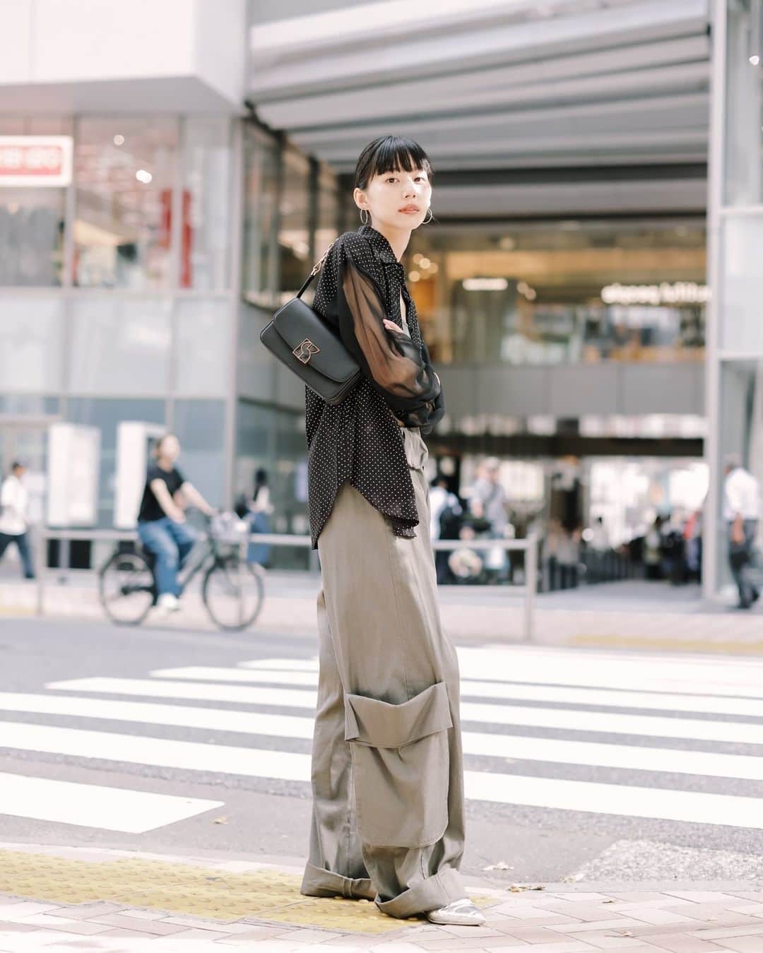 Shiho Sasakiのインスタグラム：「お気に入りのドットシャツで初秋コーデ🍁  ポルカドットにシアーっていう女性らしいシャツに男前なカーゴパンツという 相反する組み合わせがたまらなく好き♡  上品さとファッショナブルな雰囲気を持ち合わせた‘ケイトスペードダコタ’💼 色々なテイストに馴染むから、この子と一緒に秋のファッションを楽しみたいな〜！  #katespadejapan #katespadenydakota #ケイトスペードダコタ #ケイトスペードアドベンチャー」