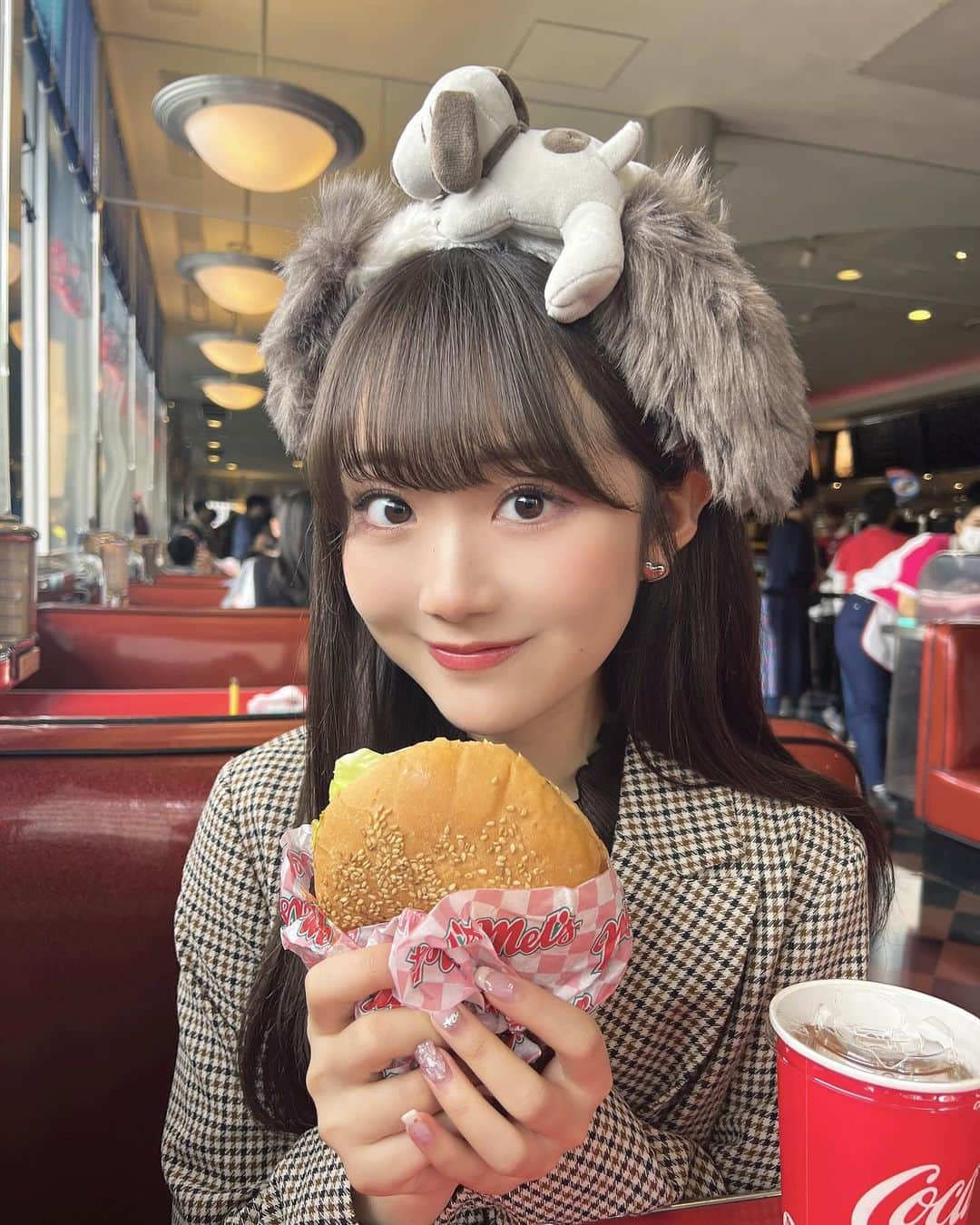 阿部夢梨のインスタグラム：「🍔🌟 ユニバきたらいつもここで食べちゃう〜 ⁡ ⁡ #usj #universalstudiosjapan」