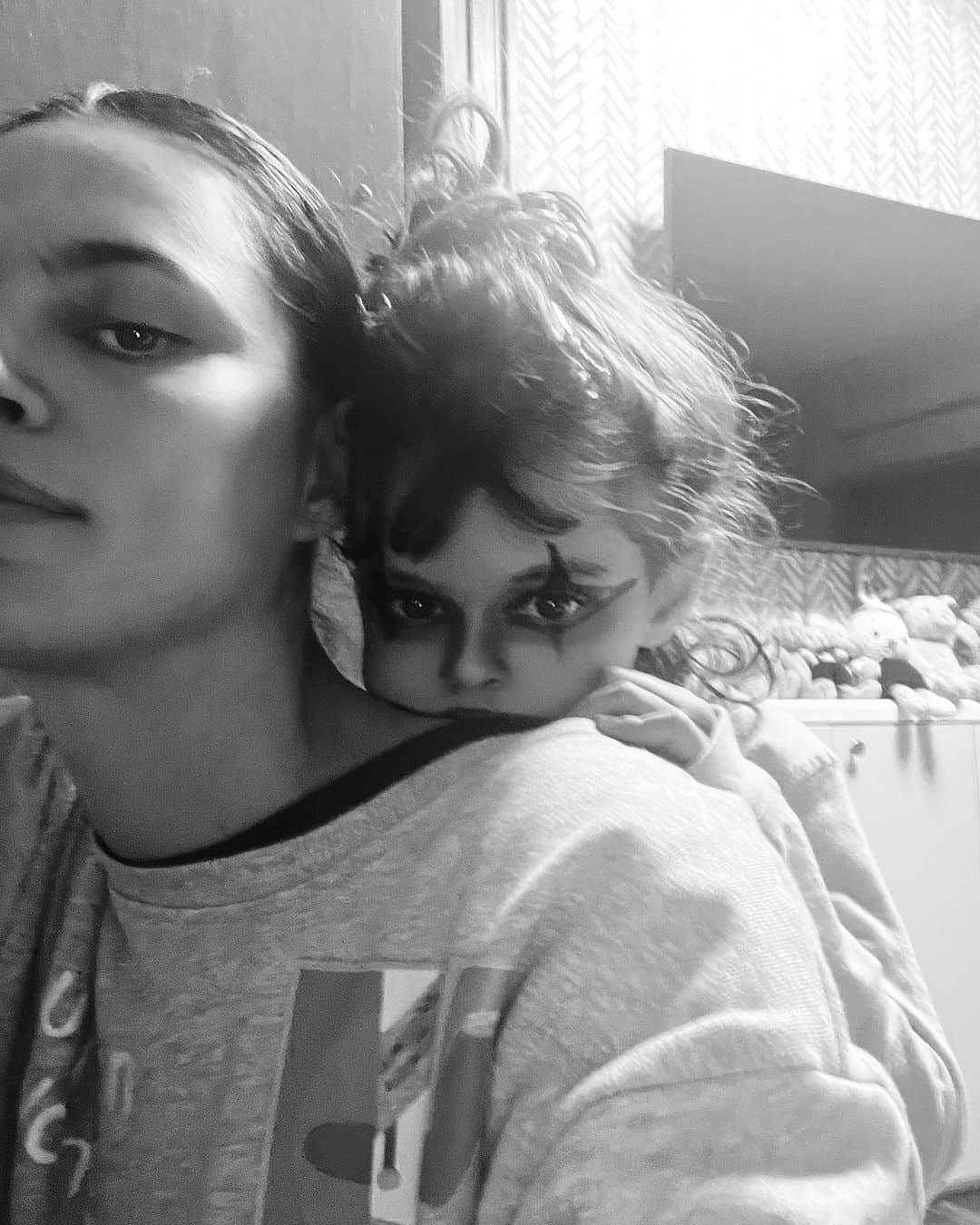 カトリネル・メンギアのインスタグラム：「Every day it’s Halloween here 😅 #myLittleMonster  #just a #normal #Saturday」