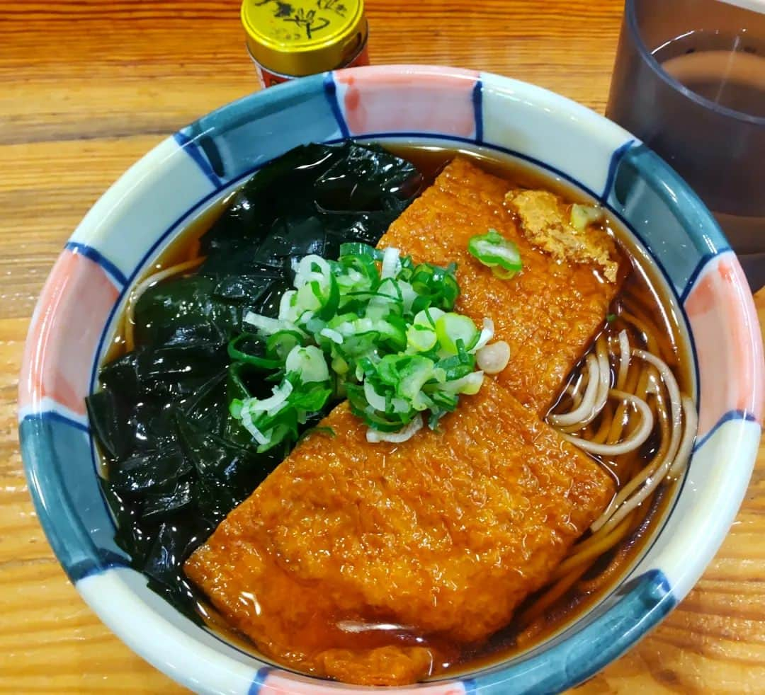 鬼頭真也のインスタグラム：「長野の思い出をのせとこう。 立ち食い蕎麦もいっといた。 「ナカジマ会館」 駅ナカで300円代だったような気がする。とりあえず安くお蕎麦食べとこうならもってこいです。  お散歩もしましたが、 「相生座」 渋い映画館だなぁ。 残って欲しいなぁ。さすがに映画を観る時間はないのだけれど、時間あったらいつか入ってみたいわね。  そしてもはや25年前、、 長野オリンピックの聖火台。  駅にもでかでか五輪マークありますね。  もちろん公演に行っているのですが、単純に知らない土地を散策するのがとても楽しい日々でもあります。」