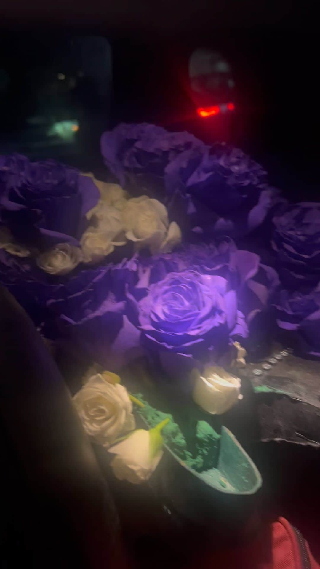 オリアンティのインスタグラム：「This is so amazing!!! Thank you for this incredible flower arrangement tonight of my signature @prsguitars it’s so beautiful and thoughtful!! 💜💜💜」