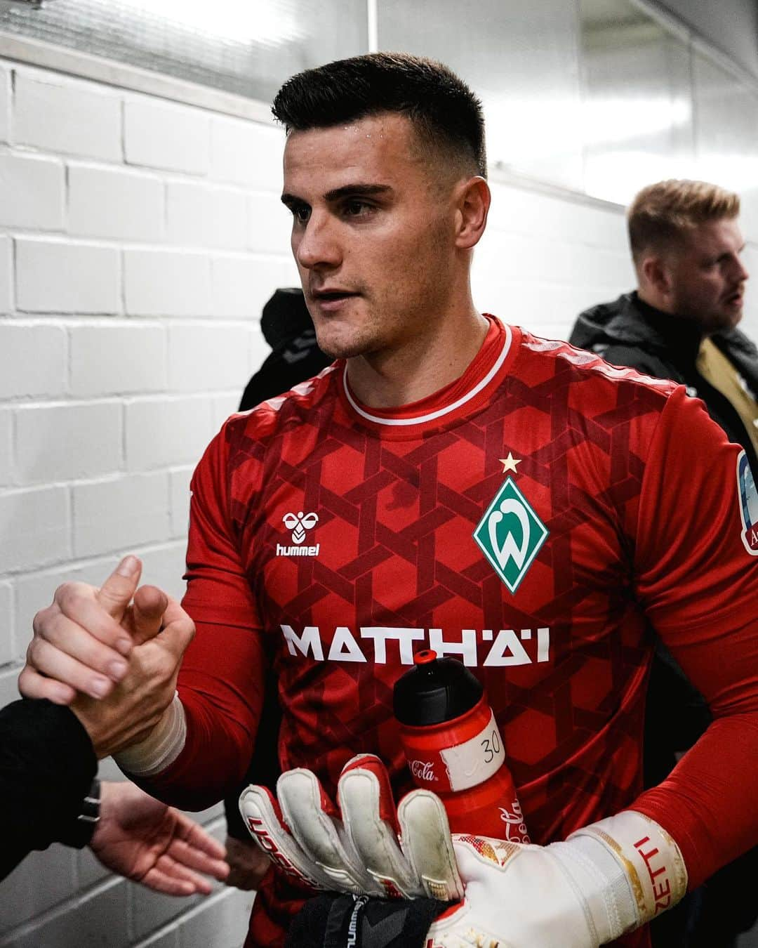 ヴェルダー・ブレーメンさんのインスタグラム写真 - (ヴェルダー・ブレーメンInstagram)「Gut, dich als Rückhalt zu haben 🧤💚 _______ #werder #bremen #svw #zetti #zetterer」10月21日 17時48分 - werderbremen