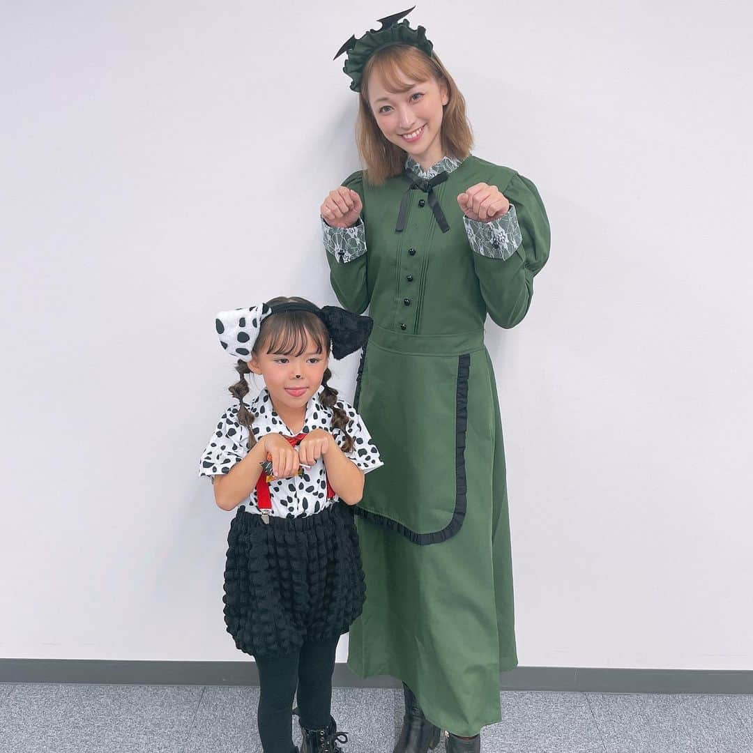 白井美帆さんのインスタグラム写真 - (白井美帆Instagram)「今年もハロウィン🎃の時期がやってきました♡ イベントごとが本当に楽しい。 #ホーンテッドマンション 同じディズニーシリーズの子達とも撮りました❣️ 全く同じ衣装のゆいちゃん 101匹わんちゃんのとおわちゃん ドナルドベビーふくくん #ハロウィン #ハロウィンコスプレ  #ホーンテッドマンションキャスト  #ディズニー #ボタンは取れている ボタンまで合成しろよって思うよね」10月21日 17時48分 - shirai_miho77