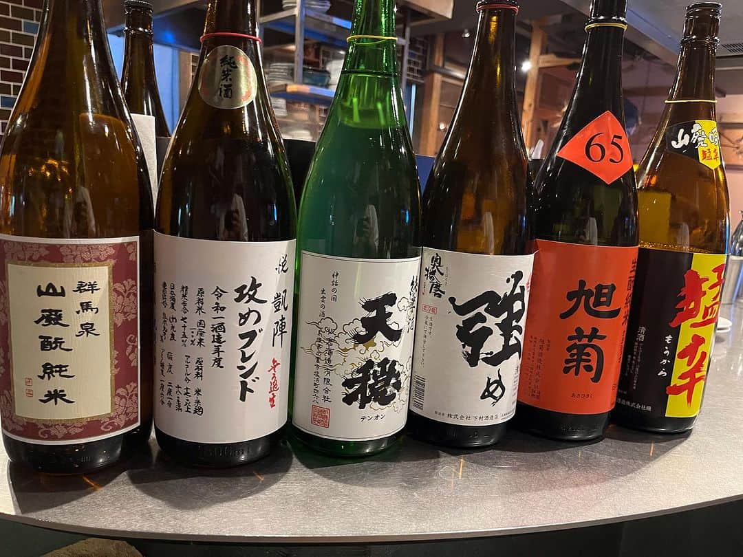 池袋寅箱のインスタグラム：「こんばんは池袋寅箱です🐯  燗酒飲まれる方が増えてきましたね🍶  飲みやすい物から熟成物まで お気軽にご注文下さい  本日お席埋まってきてますのでご来店の際はお電話下さい☎️  #池袋寅箱#池袋トラバコ#新宿寅箱#新宿トラバコ#池袋ジビエ#池袋鰻#池袋ウナギ#池袋日本酒#池袋ワイン#池袋クラフトビール#池袋居酒屋#東京ジビエ#東京鰻#東京ウナギ#東京うなぎ#都内ウナギ#都内居酒屋#都内ジビエ#都内日本酒#都内ワイン#都内クラフトビール#ジビエ#ウナギ#クラフトビール#日本酒#居酒屋#燗酒#熟成酒」