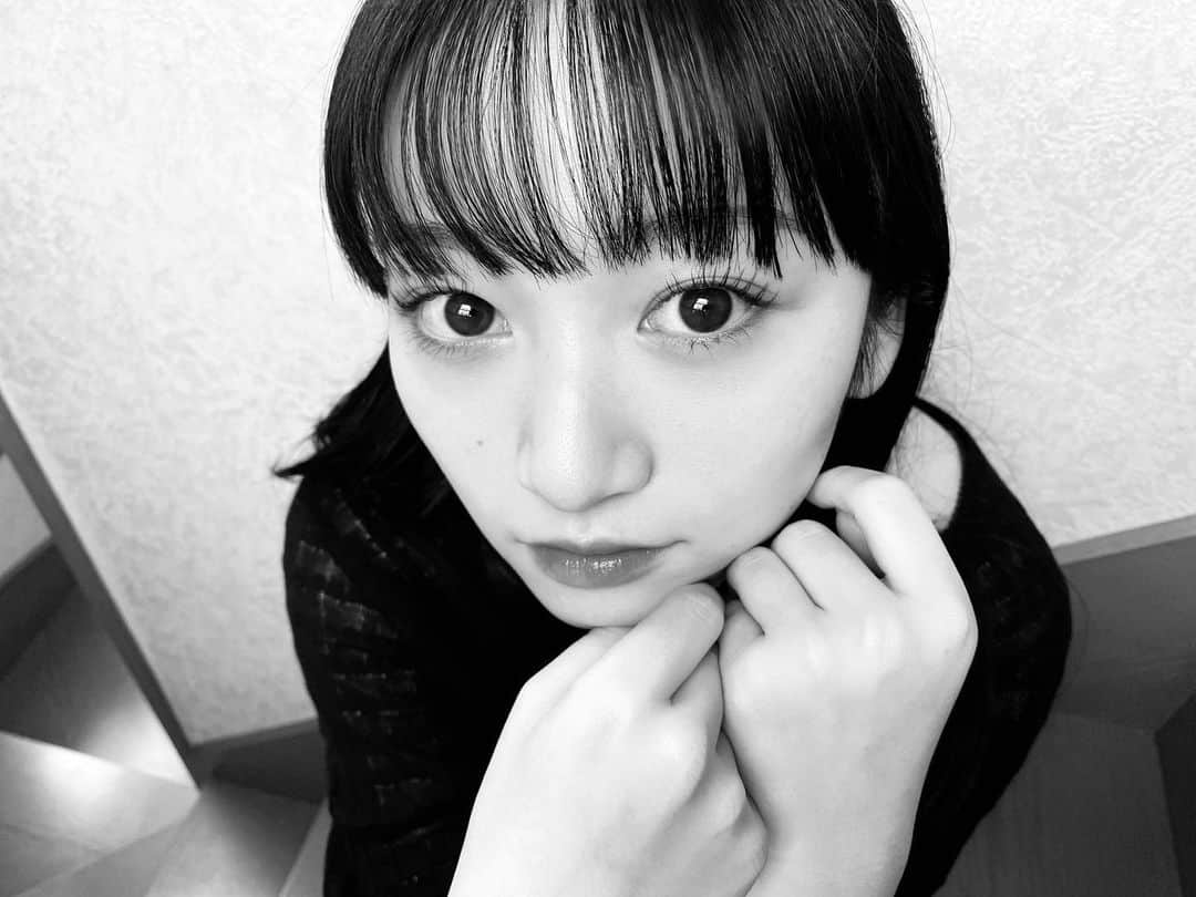 横溝菜帆のインスタグラム：「.  私は冬が1番好きなので、 最近涼しくなってきて嬉しいです☺︎  たまにはモノクロの写真で🌒  #横溝菜帆」