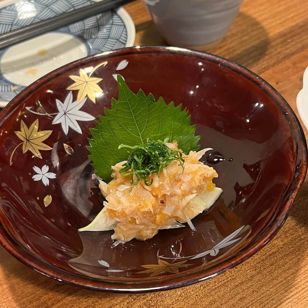 endoyukako さんのインスタグラム写真 - (endoyukako Instagram)「渋谷 @enrai2021  . . 雰囲気最高の酒場  #えんらい 美味しいお酒とお食事がいただける 大衆酒場。 こういう雰囲気のお店がだいすき。 お魚系のメニュー豊富で どのお料理もすごく美味しかったです。 公式サイトを見ると "燗番のいる大衆酒場"とかかれていて。 燗番(かんばん)とは、 日本酒を一番おいしく飲める 最適な温度に仕上がるよう、 燗をつける専門家のことを指すのだそうです。 初めて知った🥹学び . . これから寒くなるので 熱燗いただきにまた伺いたいです。 人気のお店なので予約必須🍶 ごちそうさまでした。 . .   #ゆかフェ渋谷  ↑渋谷のおすすめこちらにまとめてます . .  ============ 𝗉𝗅𝖾𝖺𝗌𝖾 𝖿𝗈𝗅𝗅𝗈𝗐 𝗆𝖾 @123kirin  お酒・おでかけ情報中心に 毎日22時頃更新してます♥ ============  .  .  #居酒屋巡り #東京居酒屋 #渋谷居酒屋  #渋谷カフェ部#居酒屋巡り#渋谷ディナー #渋谷グルメ #渋谷ランチ #渋谷飲み  #渋谷食べ歩き #渋谷デート #おしゃれ居酒屋  #渋谷飲み  #お酒好き女子  #渋谷ごはん  #渋谷バー  #渋谷和食  #お酒好き女子  #お酒好きな人と繋がりたい  #酒好き女子  #おひとりさま女子  #ネオ酒場#居酒屋グルメ #大衆酒場」10月21日 17時51分 - 123kirin