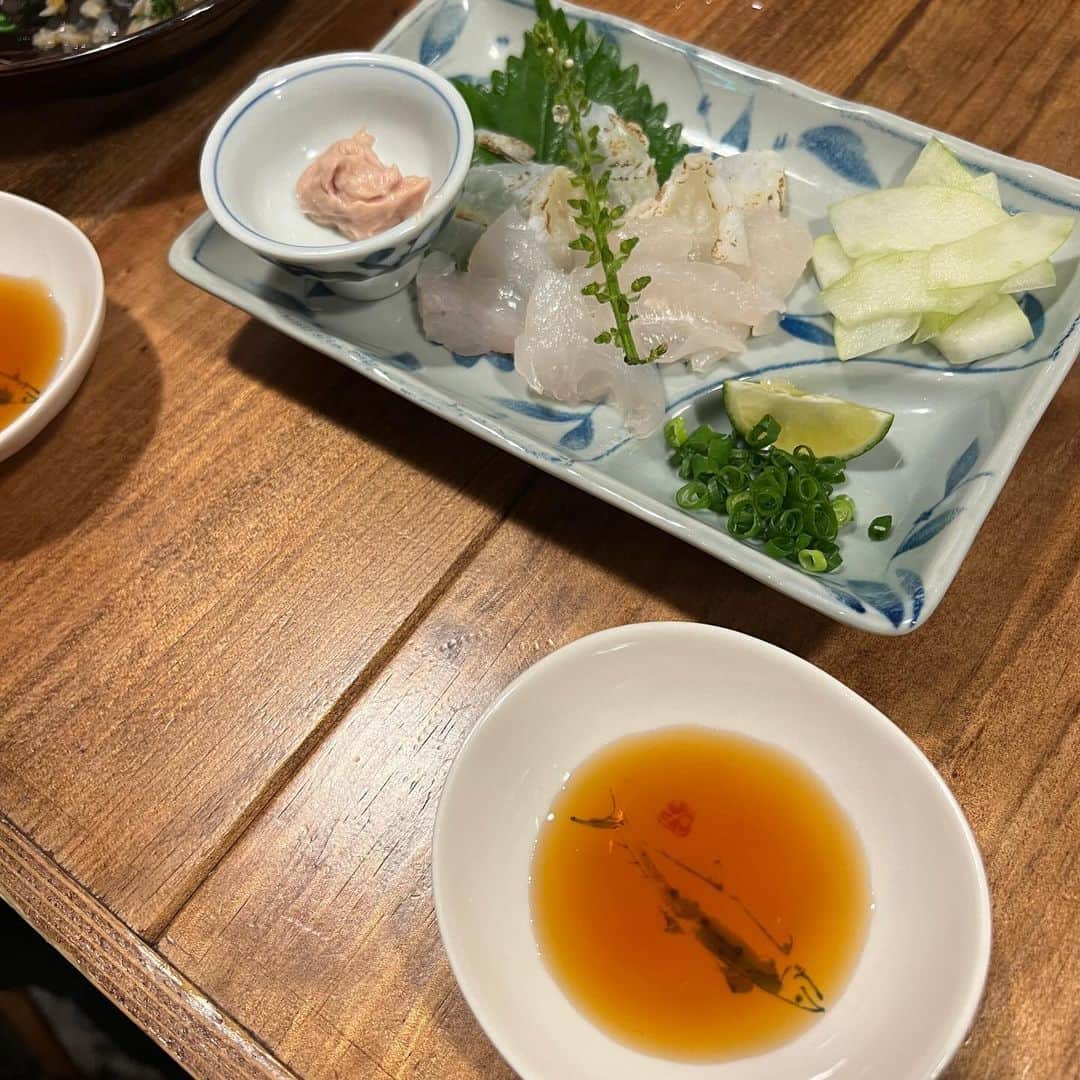 endoyukako さんのインスタグラム写真 - (endoyukako Instagram)「渋谷 @enrai2021  . . 雰囲気最高の酒場  #えんらい 美味しいお酒とお食事がいただける 大衆酒場。 こういう雰囲気のお店がだいすき。 お魚系のメニュー豊富で どのお料理もすごく美味しかったです。 公式サイトを見ると "燗番のいる大衆酒場"とかかれていて。 燗番(かんばん)とは、 日本酒を一番おいしく飲める 最適な温度に仕上がるよう、 燗をつける専門家のことを指すのだそうです。 初めて知った🥹学び . . これから寒くなるので 熱燗いただきにまた伺いたいです。 人気のお店なので予約必須🍶 ごちそうさまでした。 . .   #ゆかフェ渋谷  ↑渋谷のおすすめこちらにまとめてます . .  ============ 𝗉𝗅𝖾𝖺𝗌𝖾 𝖿𝗈𝗅𝗅𝗈𝗐 𝗆𝖾 @123kirin  お酒・おでかけ情報中心に 毎日22時頃更新してます♥ ============  .  .  #居酒屋巡り #東京居酒屋 #渋谷居酒屋  #渋谷カフェ部#居酒屋巡り#渋谷ディナー #渋谷グルメ #渋谷ランチ #渋谷飲み  #渋谷食べ歩き #渋谷デート #おしゃれ居酒屋  #渋谷飲み  #お酒好き女子  #渋谷ごはん  #渋谷バー  #渋谷和食  #お酒好き女子  #お酒好きな人と繋がりたい  #酒好き女子  #おひとりさま女子  #ネオ酒場#居酒屋グルメ #大衆酒場」10月21日 17時51分 - 123kirin