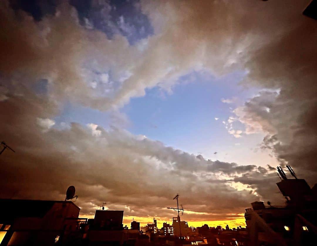 JILLのインスタグラム：「またまた昼間は暑い1日だったねぇ〜 が、夕暮れは涼しくなりました。  またまた雲がハートかなぁ❤️  どう思います？ そう見えますか？ アンケートがやれるみたいなんで やってみました。 やれるのかなぁ…  ———————————— #10月29日REDROCKS #11月03日西条市ストーンハンマー #11月04日西条市こけら落とし #12月30日大手町三井ホール ———————————— #jillpersonz  #personz  #youtubepersonzチャンネル #note  #jillpersonz  #エアプレ #JILLプレ #ラジオ高崎 #三味線jill屋」