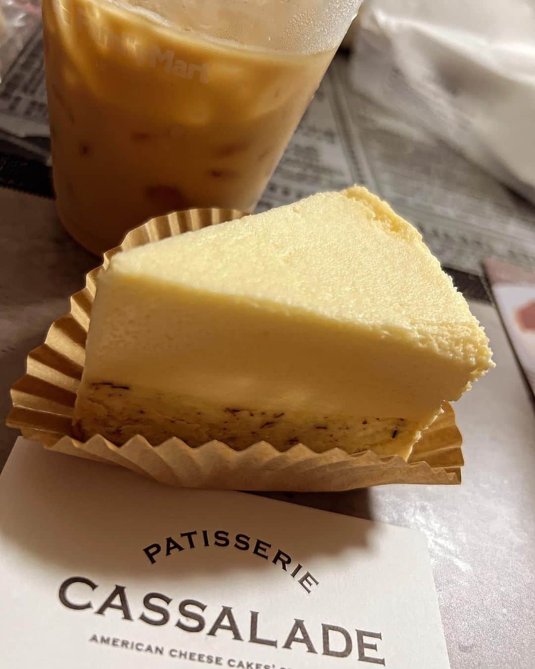 優木瑛美さんのインスタグラム写真 - (優木瑛美Instagram)「チーズケーキ専門店 「PATISSERIE CASSALADE」さん🍰  ちょうど御影と住吉の間の2号線沿いにお店があります🏠  1日2個ずつ食べたとして1週間くらいはかかりそうな程 豊富な種類のチーズケーキが並んでるの🤤👏🏻  チーズケーキ好きとしては幸せ空間🫧  とりあえず当たり前に一気に食べられへんので… 今回は2つテイクアウト✨  🍰バスクチーズケーキ ⇦看板メニュー(1枚目📷) 🍰ベーゼナッツチーズケーキ(2枚目📷)  もうね…最高に美味しすぎた💓 なんで御影にあんだけ住んでて買わんかったんや！！！ 何のために御影住んでたんや！！！ あたしのバカ！！！  てくらい美味でございました😍😍  店内もカフェとして利用出来るようなので、 今度はお茶しながらまた違う2つを食べる予定です✌🏻 (誰か行こーよー)  実は昔からケーキが好きじゃなく和菓子派なんですが… チーズケーキだけは大好物🧀🫶🏻  ここ美味しいよ！って所があったらぜひ教えてくださーい🙋🏻‍♀️✨  #神戸スイーツ #神戸グルメ #御影 #住吉 #チーズケーキ専門店  #CASSALADE #バスクチーズケーキ」10月21日 17時53分 - emi_yuuki