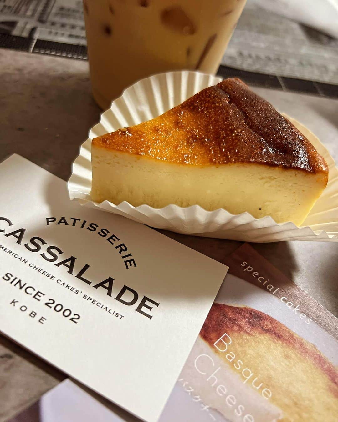 優木瑛美のインスタグラム：「チーズケーキ専門店 「PATISSERIE CASSALADE」さん🍰  ちょうど御影と住吉の間の2号線沿いにお店があります🏠  1日2個ずつ食べたとして1週間くらいはかかりそうな程 豊富な種類のチーズケーキが並んでるの🤤👏🏻  チーズケーキ好きとしては幸せ空間🫧  とりあえず当たり前に一気に食べられへんので… 今回は2つテイクアウト✨  🍰バスクチーズケーキ ⇦看板メニュー(1枚目📷) 🍰ベーゼナッツチーズケーキ(2枚目📷)  もうね…最高に美味しすぎた💓 なんで御影にあんだけ住んでて買わんかったんや！！！ 何のために御影住んでたんや！！！ あたしのバカ！！！  てくらい美味でございました😍😍  店内もカフェとして利用出来るようなので、 今度はお茶しながらまた違う2つを食べる予定です✌🏻 (誰か行こーよー)  実は昔からケーキが好きじゃなく和菓子派なんですが… チーズケーキだけは大好物🧀🫶🏻  ここ美味しいよ！って所があったらぜひ教えてくださーい🙋🏻‍♀️✨  #神戸スイーツ #神戸グルメ #御影 #住吉 #チーズケーキ専門店  #CASSALADE #バスクチーズケーキ」