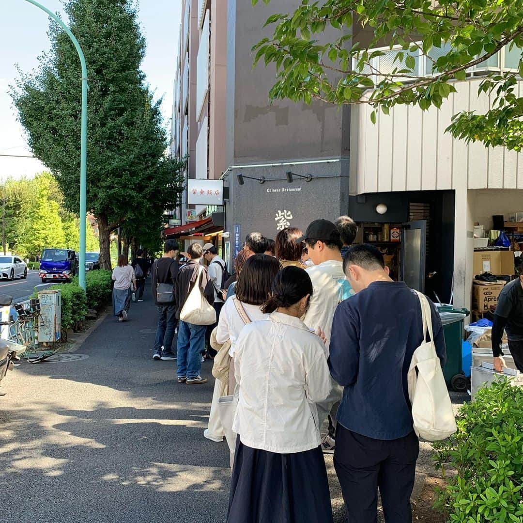 くろさんのインスタグラム写真 - (くろInstagram)「@shikinharajuku   ずっと行きたかった町中華@原宿  11時オープンで5分前に到着してギリギリ1巡目でした。  卵炒飯も五目焼きそばもゲロ旨でしたっ😋  食べ終わったら、更に大行列にw チョー人気店です❣️  #藤井聡太勝負飯 #卵炒飯 #五目焼きそば #紫金飯店 #紫金飯店原宿店 #中華料理紫金飯店  #サッポロ赤星 #サッポロラガー #瓶ビール最高 #昼からビール #昼ビール #昼ビ #ランチビール #町中華 #ベストオブ町中華 #散歩の達人 #キングオブ町中華 # #町中華で飲ろうぜ #街中華 #原宿町中華 #原宿ランチ #原宿グルメ #北参道中華 #北参道町中華 #北参道ランチ #北参道グルメ #くろ呑み喰い」10月21日 17時54分 - m6bmw