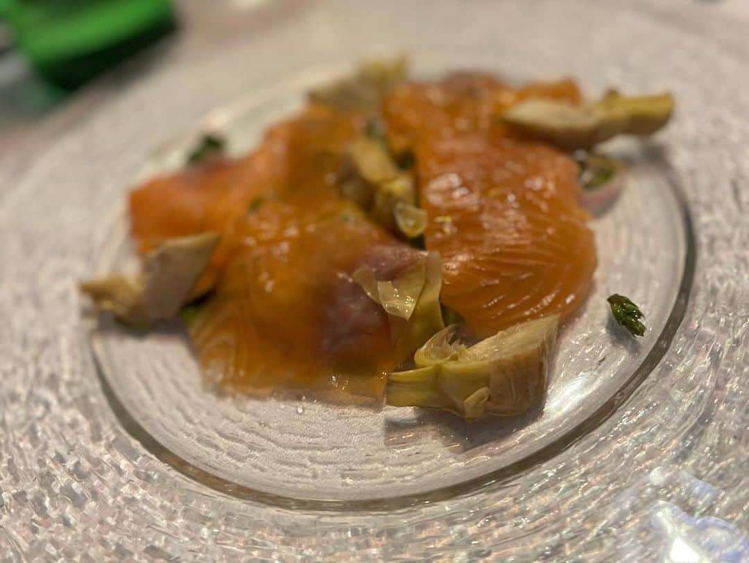 ImotoEtsuyo さんのインスタグラム写真 - (ImotoEtsuyo Instagram)「・ ・  @sanmarzanowines  #presstrip  ・ この日のディナーは #labarcadimario へ。 ・ ・ #イタリア #プーリア州 は とにかく#シーフード が美味しい。 ・ ・ こちらのレストランでも 美味しくて新鮮なシーフード料理を たくさん頂きました。 ・ @sanmarzanowines の皆様と 楽しいディナーでした。 ・ 写真のワインは #ティーモ #timo  「ティーモ」は  ヴェルメンティーノ種のみを使用。  白い花の繊細な香りと塩味が絶妙。 爽やかな味わいでシーフード料理とよく合いました。 ・ #sanmarzanowines #サンマルツァーノワイン #Puglia #プーリア #italianlifestyle #presstrip #winesharingbeauty #Puglianwine #SanMarzanoWines #smile  #CantineSanMarzano #幸せ #幸せな時間」10月21日 17時54分 - bisuhada
