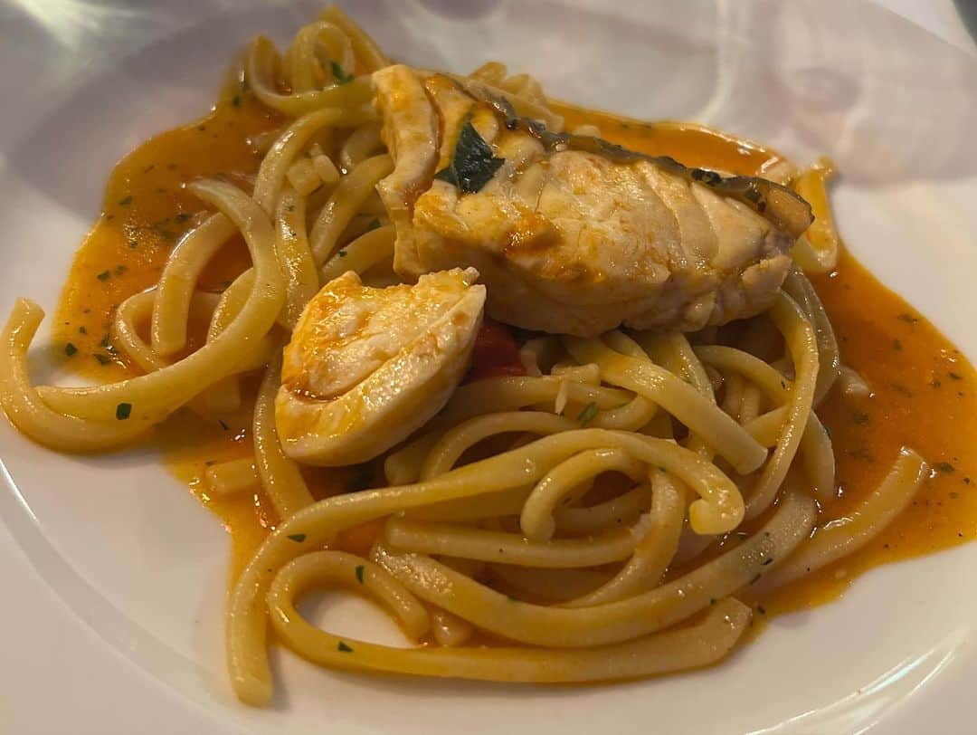 ImotoEtsuyo さんのインスタグラム写真 - (ImotoEtsuyo Instagram)「・ ・  @sanmarzanowines  #presstrip  ・ この日のディナーは #labarcadimario へ。 ・ ・ #イタリア #プーリア州 は とにかく#シーフード が美味しい。 ・ ・ こちらのレストランでも 美味しくて新鮮なシーフード料理を たくさん頂きました。 ・ @sanmarzanowines の皆様と 楽しいディナーでした。 ・ 写真のワインは #ティーモ #timo  「ティーモ」は  ヴェルメンティーノ種のみを使用。  白い花の繊細な香りと塩味が絶妙。 爽やかな味わいでシーフード料理とよく合いました。 ・ #sanmarzanowines #サンマルツァーノワイン #Puglia #プーリア #italianlifestyle #presstrip #winesharingbeauty #Puglianwine #SanMarzanoWines #smile  #CantineSanMarzano #幸せ #幸せな時間」10月21日 17時54分 - bisuhada