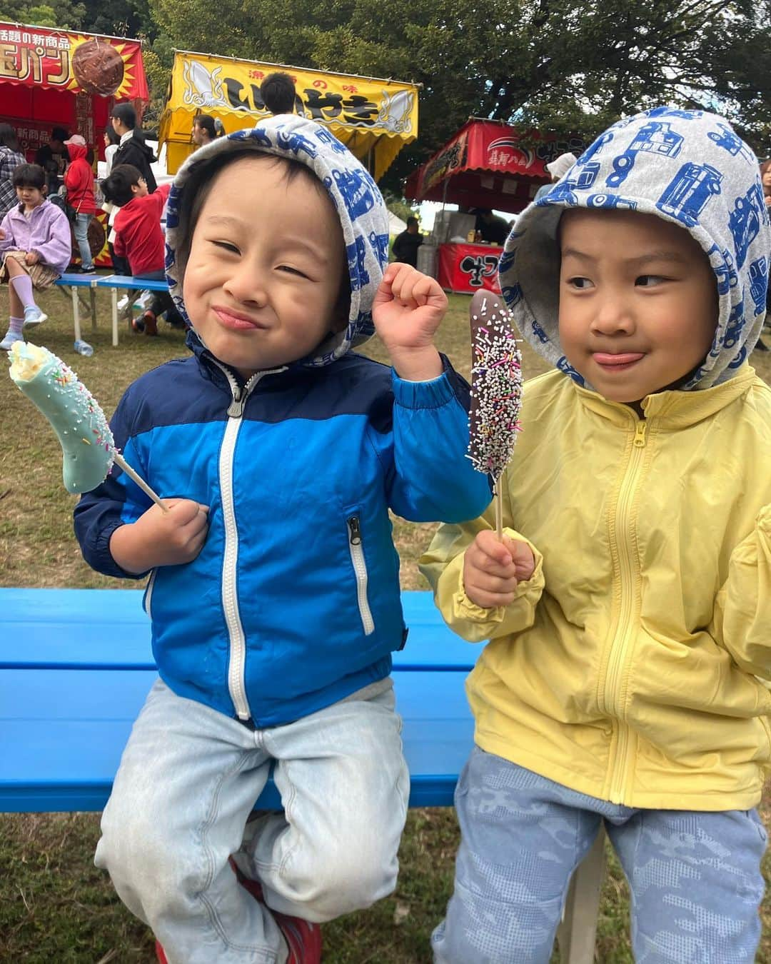 右手愛美のインスタグラム：「小牧市民まつり、小牧山に行って来ました⛰✨ • 子供もスーパーボール救いやでっかいトランポリンで楽しめて、大人は犬山の地ビールと美味しい模擬店たちのフードで、お腹も胸もいっぱいになりました🍺💕同級生が店長をやっている＋PLUSのからあげも焼きそばも美味しかったです😆🎉行かれる方は是非たべてくださーい！ • 明日もやってるそうです！ いけるかなー！？ #小牧市民まつり #大盛況 #たのしかったね #待望のチョコバナナ #ママはビール飲んだよ #外で飲むビール最高」