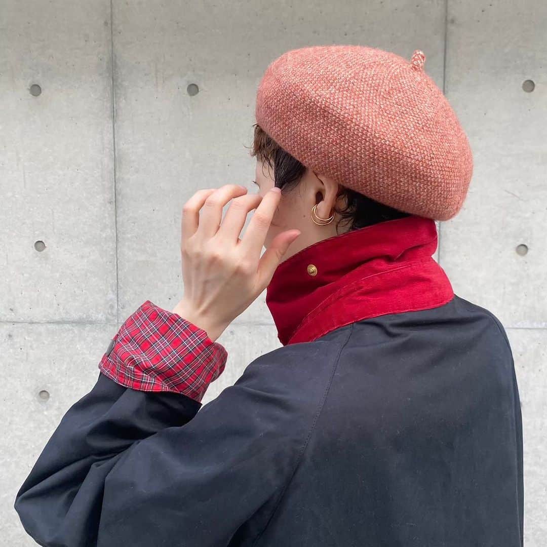 【公式】帽子専門店イチヨンプラス さんのインスタグラム写真 - (【公式】帽子専門店イチヨンプラス Instagram)「. 2色のウールをミックスして編まれた、ミックスジャガードベレー。  色を組み合わせることで生まれる、優しく淡いニュアンスカラーが特徴です。 厚みがあり伸びの良いウール生地は、気温が下がっても温かく、柔らかい被り心地です。  オレンジ系はコーディネートのワンポイントになるカラーです🍂 コートがブラックでも、袖口の赤チェックなどの暖色系と合わせると統一感がでます。 これからの季節はマフラーと合わせるのも◎  オレンジのアクセントがコーディネートを彩ります♪  ▼商品名 #ミックスジャガードベレー ▼商品コード #103317  ¥5200(税込) Color:black,gray,beige,beige(2),brown,yellow,orange   ._______________________________________⠀⠀⠀  商品や色々なシーンに合わせた帽子コーデ、帽子にまつわるHOW TOをお届けしています♪ 最新情報はアカウントをCheck！ 👉@14plusjp . .________________________________________⠀⠀⠀ #イチヨンプラス #帽子 #帽子コーデ #ベレー#ウールベレー #ベレーコーデ#秋コーデ#スタッフコーデ」10月21日 17時56分 - 14plusjp