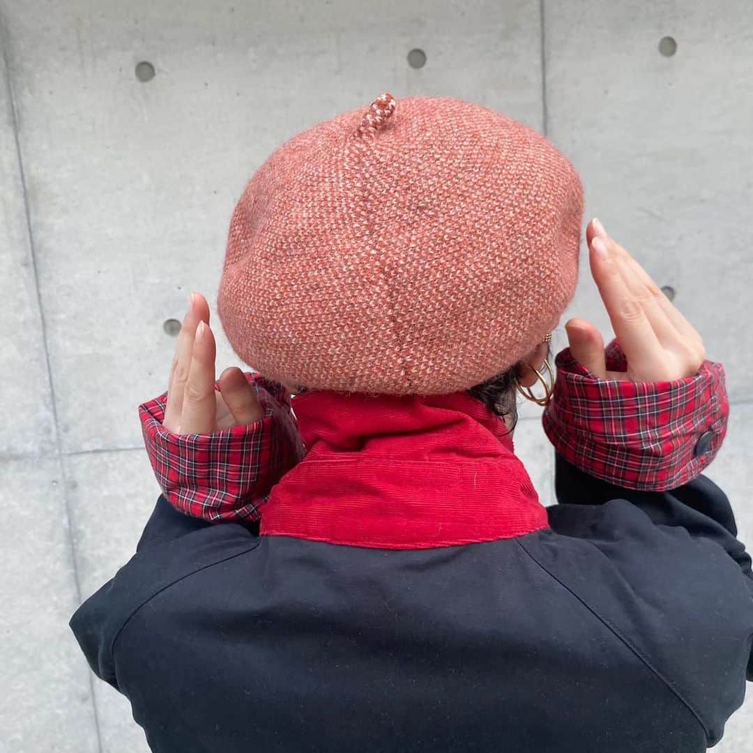 【公式】帽子専門店イチヨンプラス さんのインスタグラム写真 - (【公式】帽子専門店イチヨンプラス Instagram)「. 2色のウールをミックスして編まれた、ミックスジャガードベレー。  色を組み合わせることで生まれる、優しく淡いニュアンスカラーが特徴です。 厚みがあり伸びの良いウール生地は、気温が下がっても温かく、柔らかい被り心地です。  オレンジ系はコーディネートのワンポイントになるカラーです🍂 コートがブラックでも、袖口の赤チェックなどの暖色系と合わせると統一感がでます。 これからの季節はマフラーと合わせるのも◎  オレンジのアクセントがコーディネートを彩ります♪  ▼商品名 #ミックスジャガードベレー ▼商品コード #103317  ¥5200(税込) Color:black,gray,beige,beige(2),brown,yellow,orange   ._______________________________________⠀⠀⠀  商品や色々なシーンに合わせた帽子コーデ、帽子にまつわるHOW TOをお届けしています♪ 最新情報はアカウントをCheck！ 👉@14plusjp . .________________________________________⠀⠀⠀ #イチヨンプラス #帽子 #帽子コーデ #ベレー#ウールベレー #ベレーコーデ#秋コーデ#スタッフコーデ」10月21日 17時56分 - 14plusjp