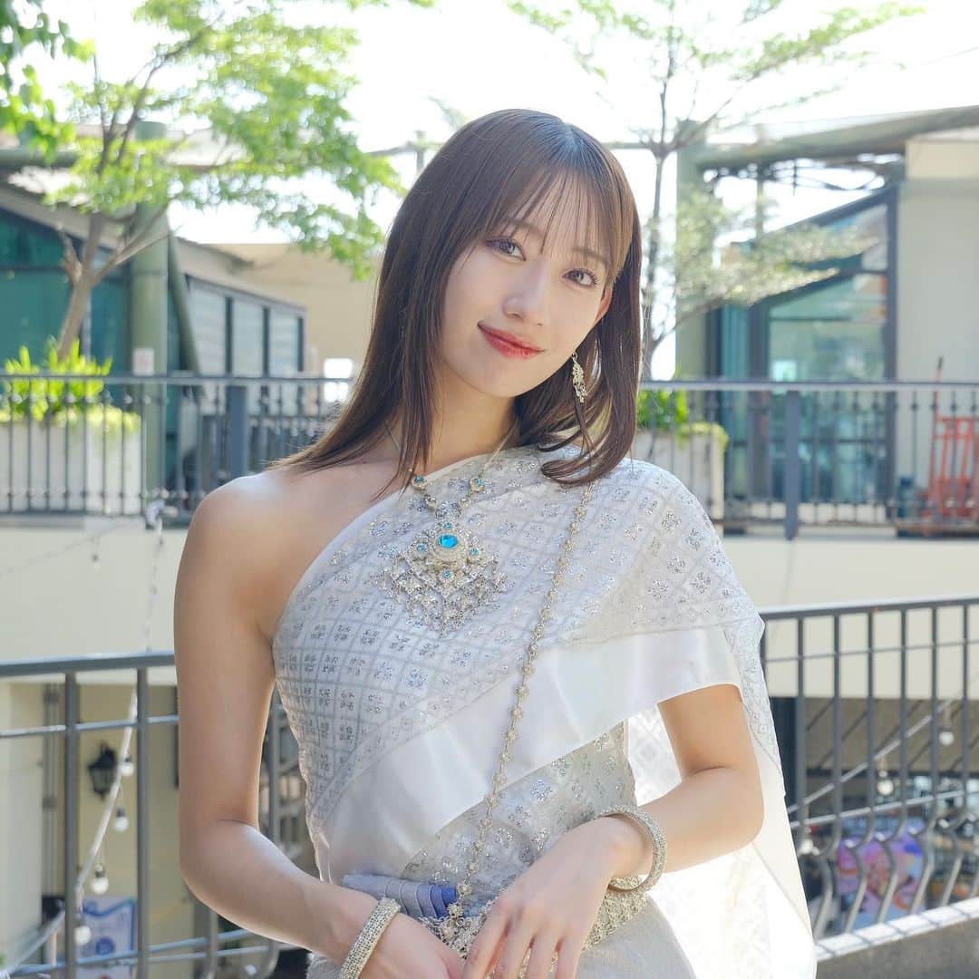 のインスタグラム：「.  タイの民族衣装、ステキ♡✨  #beyooooonds #前田こころ」