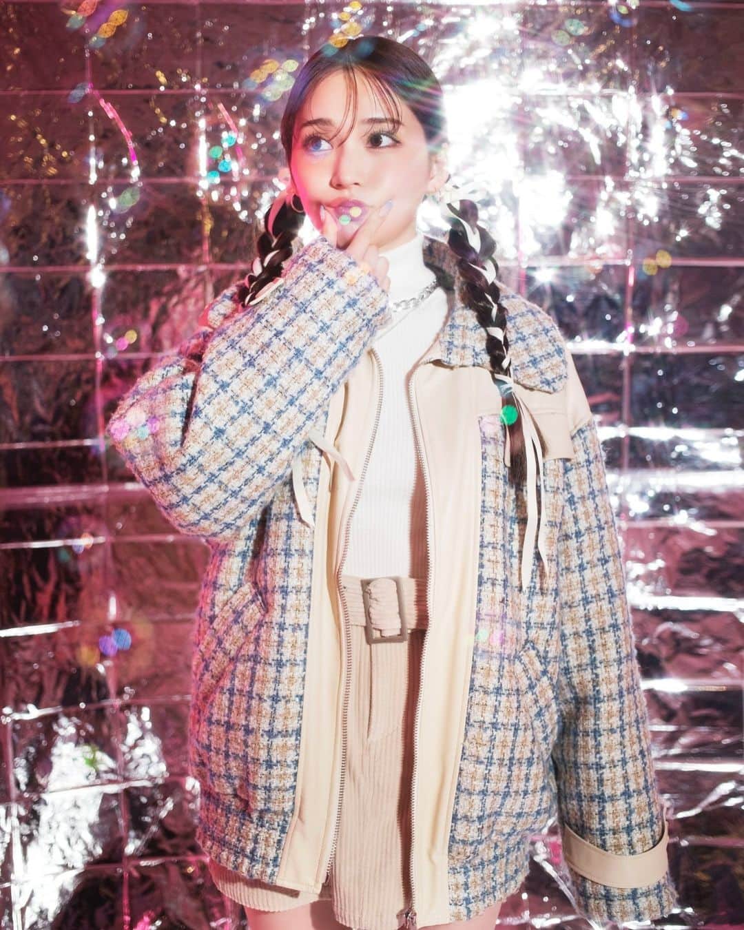 スパイラルガールのインスタグラム：「. 『OUTER LOOK feat. HOHOMI NASU』 ⁡ ☑︎ツイードミックスビックカラーオーバージャケット ¥31,900(税込) ⁡ ☑︎B-3ボアショートジャケット ¥18,700(税込) ⁡ ☑︎フード付き中綿ロングコート ¥30,800(税込) ⁡ ☑︎レザーライク切替え中綿オーバージャケット ¥27,500(税込) ⁡ ☑︎N-2Bフライトショートジャケット ¥29,700(税込) ⁡ ____________________________________ ⁡ “令和の天使”と呼ばれるビジュアルで SNSを中心に爆発的人気を誇る 『那須ほほみ』 @nasu_hohomi が AWシーズンルックに登場💭 ⁡ ニットの次は寒い冬にかかせないアウターを 5コーデトータルコーディネートでご紹介。 主役級の1枚を。 ____________________________________ ⁡ プロフィール(@spiralgirl_official)のURLからチェック #SPIRALGIRL #スパイラルガール @spiralgirl_official」
