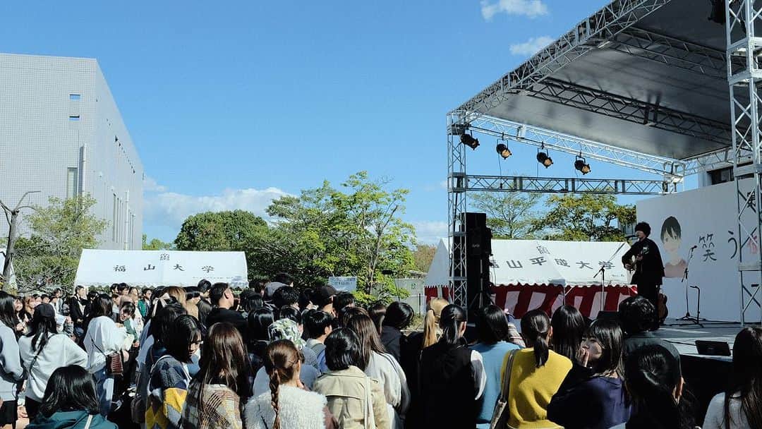 上野大樹さんのインスタグラム写真 - (上野大樹Instagram)「広島 福山平成大学 御幸祭  ありがとうございました。 昨年の単独公演振りの広島でした。 強い風に煽られてどこまでも声が伸びていきそうな広島でした。初めて聴いてくれた方も、念願で聴いてくれた方も、遠いところから会いにきてくれた方も、また必ず会いましょう。」10月21日 18時00分 - uenodaiki_