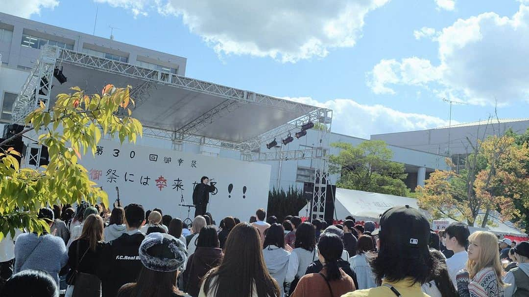 上野大樹のインスタグラム：「広島 福山平成大学 御幸祭  ありがとうございました。 昨年の単独公演振りの広島でした。 強い風に煽られてどこまでも声が伸びていきそうな広島でした。初めて聴いてくれた方も、念願で聴いてくれた方も、遠いところから会いにきてくれた方も、また必ず会いましょう。」