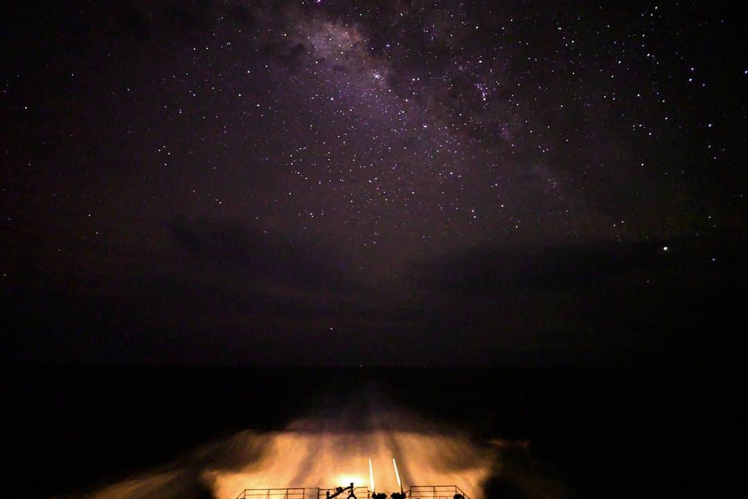 海上自衛隊さんのインスタグラム写真 - (海上自衛隊Instagram)「光り輝く航跡 星たちに見守られ、夜も安全な航行に努めます。  #航跡 #まきなみ #星空 #満天 #24時間365日 #艦尾灯」10月21日 18時00分 - jmsdf_pr
