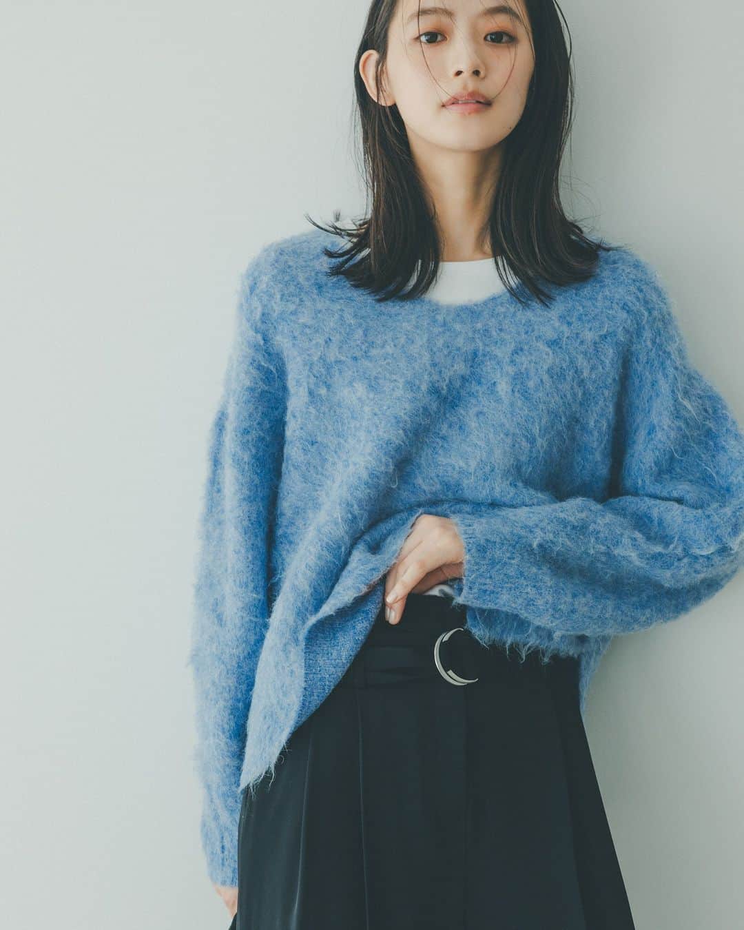 NATURAL BEAUTY BASICのインスタグラム：「松木育未さん着用の 新作webカタログ第2弾が大好評公開中♡  ■起毛ニットプルオーバー ¥8,910 tax in size:FR color:ブルー/チャコール/オフ #0173270011  ■ベルテッドツータックワイドパンツ ¥10,450 tax in size:S/M/PS color:クロ/ミディアムグレー/オフベージュ  #0173230011  ------------  松木育未さん着用の 新作webカタログ第2弾が大好評公開中♡  Knit Addiction♡ Feat.Ikumi Matsuki  これからの季節に欠かせない ニットの新作コレクションをお届け。  フレッシュなキャミ＆カーデのアンサンブルに、 スパンコール、スタイリッシュなベストレイヤードタイプ… デイリースタイルを可愛くおしゃれに アップデートしてくれる旬ニットをずらりラインナップ！  #松木育未 さん #新作アイテム #シャギーニット #ワイドパンツ #グレーパンツ #ブルーニット　 #冬コーデ #お出かけコーデ #オフィスコーデ #オフィスカジュアル #通勤コーデ #大人可愛い #カラーコーデ  #着回しコーデ #きれいめカジュアル  #ベーシックコーデ #ベーシック #ナチュラルコーデ #トレンドスタイル #シンプルコーデ #ナチュラルビューティーベーシック #naturalbeautybasic」