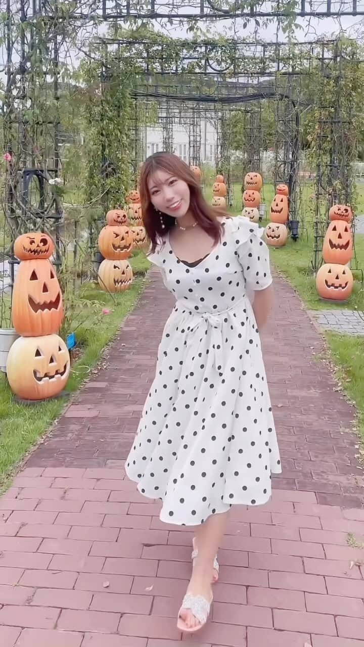 三上もえのインスタグラム：「♡ ハウステンボス ハロウィンversion🎃✨️  もうすぐハロウィンだね🎃 みんな当日はなにかするのー？？🥹❣️ . . . #ハロウィン #ハウステンボス #佐世保 #長崎 #グラビア #インスタグラビア #コスプレ #コスプレイヤー #ポートレート#portrait #cosplay #cosplayer #cosplaygirl #japanesegirl #japanesecosplayer #被写体 #泳衣 #粉我 #奶 #性感內衣 #日本的 #性感 #内衣」