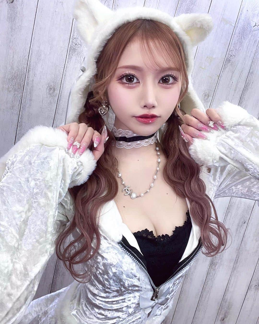 のインスタグラム：「猫天使ちゃん()です👼🏻ﾞ♡ ・ ・ ・ ・ #斎藤あみり#自撮りlingerie#グラビア#女星#可爱#kawaii#selfie#photography#赤髪#お姉さん #그라비아#귀여운#일본인#コスプレ#cosplay#猫耳#cat#マリームーン#コンカフェ嬢#ツインテール#angel#天使」