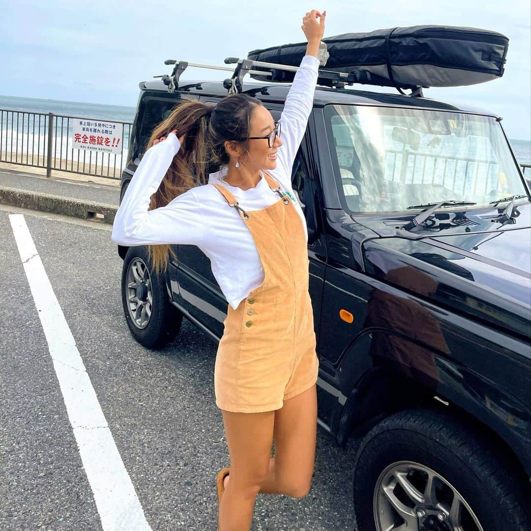 MAIMAIのインスタグラム：「ジムニーで関東のモルディブ勝浦トリップへ🚗 YouTube upしました〜💕 まさかの開始1時間で事故ってしまった💦 後続車がいなくて良かったし大惨事にならなくて良かった😭 でも板がまたオワタ…韓国リペアから帰ってきたのでまた入院🤣 でも勝浦旅めっちゃ楽しかったの！🤣❤️ サーフィンしたりサップやったり朝市行ったり✨終わりよければ全てよしということで！楽しい旅でした💓💓  Thank you！ @malibu_point」