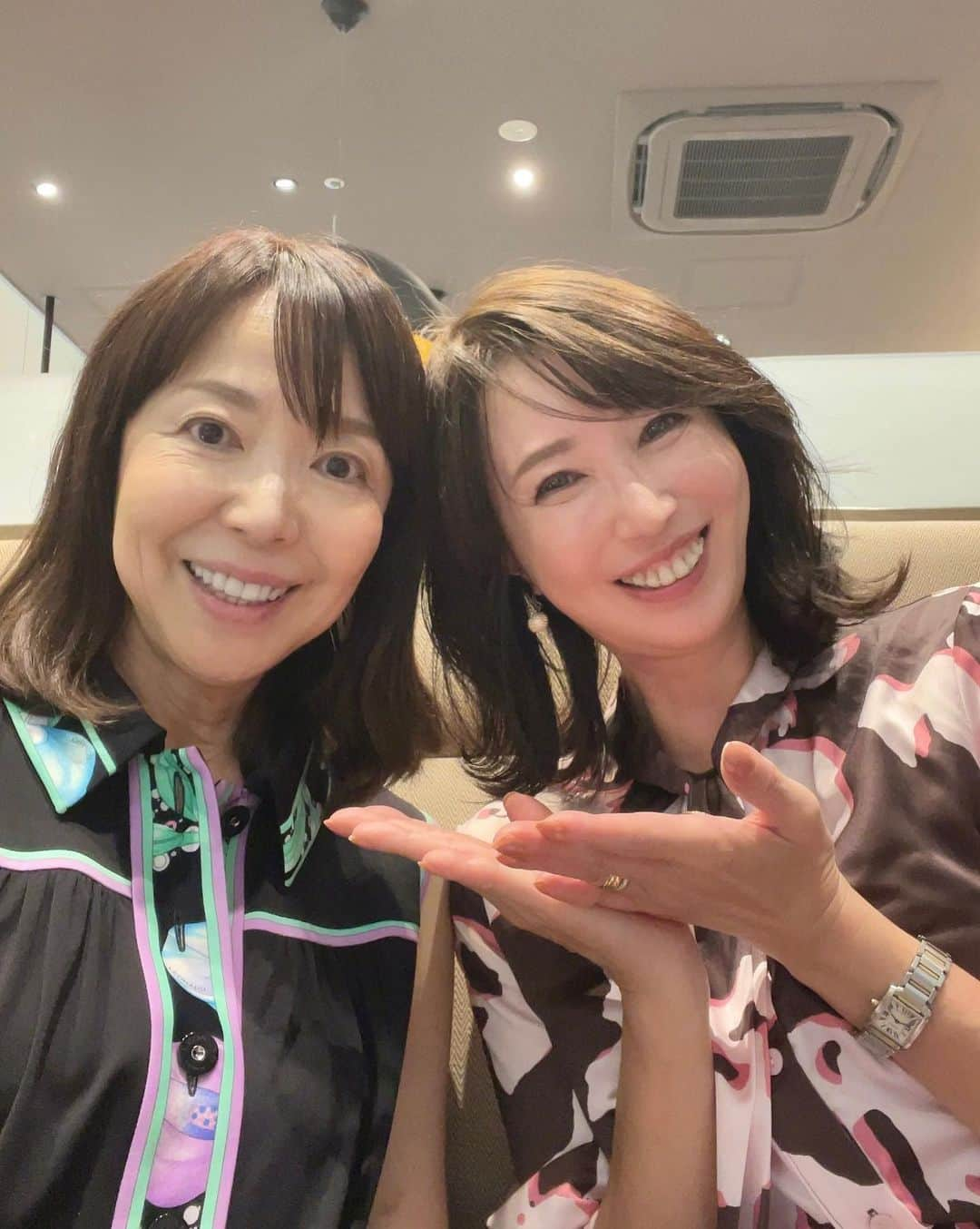 奈々さんのインスタグラム写真 - (奈々Instagram)「いつかの素敵なランチ💖  美のカリスマ　 憧れの洋子さんとランチ❤️  美味しいお料理と楽しいおしゃべりで あっという間に時間が経ちました😍  綺麗で可愛い洋子さん トークもとっても面白くて さらに、 色んな知識がある方なので 勉強にもなり、 学びの時間にもなりました😊  ２人で大笑いしたり、 共感したり、話すテンポなどなど とても居心地のいい空間だったので 洋子さんも同じだった、 と言ってくださり 嬉しくて目が❤️  次回の計画もメチャクチャ楽しみ💖  この素敵なご縁を繋いでくれた 綺麗で心があたたかい、 笑顔がチャーミングな しーちゃん❤️ @roseheart323   なかなか会えないけど、 いつも応援してくれてる 大好きなしーちゃん💕  ありがとう😍❤️  #ランチ #楽しい #楽しい時間 #学びの#学びの時間 #素敵なご縁 #素敵なご縁に感謝 #繋いでくれたご縁 #感謝 #いつもありがとう #ランチコーデ #感謝の気持ち #楽しい時間をありがとう #渋谷グルメ #渋谷デート #渋谷ランチ #スペイン料理」10月21日 18時01分 - nanafujn