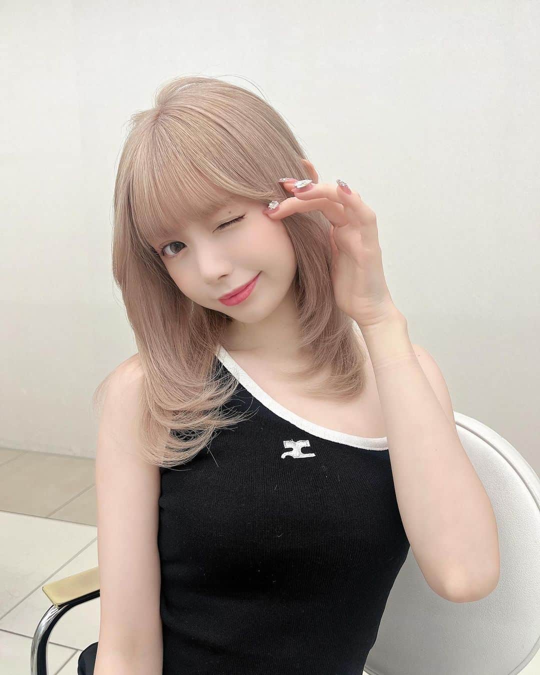若林萌々さんのインスタグラム写真 - (若林萌々Instagram)「ふわふわカラー⛄️🤍」10月21日 18時01分 - wakabayashimomo
