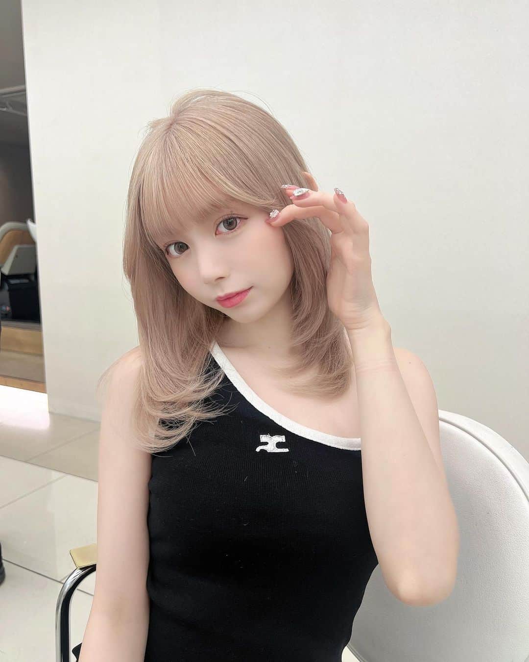 若林萌々のインスタグラム：「ふわふわカラー⛄️🤍」