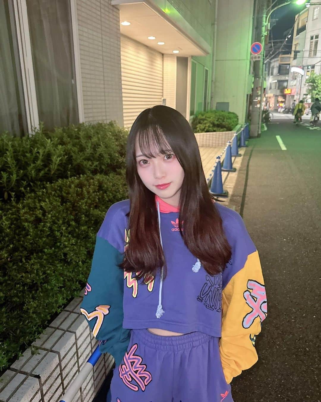 浅尾桃香のインスタグラム：「早くお迎え来てっ ( . ̫ .`) ❔  #ootd #adidas #fyp #過去pic #アイドル  #NMB48 #instagood #오오티디 #좋아요 #低身長コーデ」