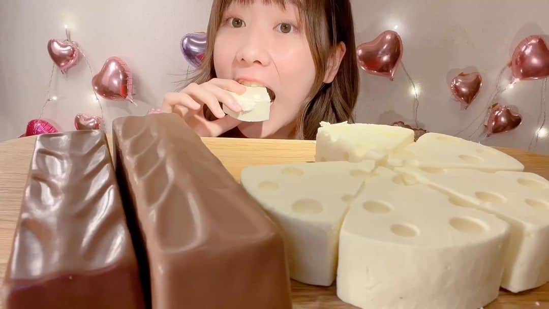 のインスタグラム：「チーズケーキとチョコバー🍫Cheesecake and Chocolate  Bar🍫 #asmr #asmreating #eating #mukbang」