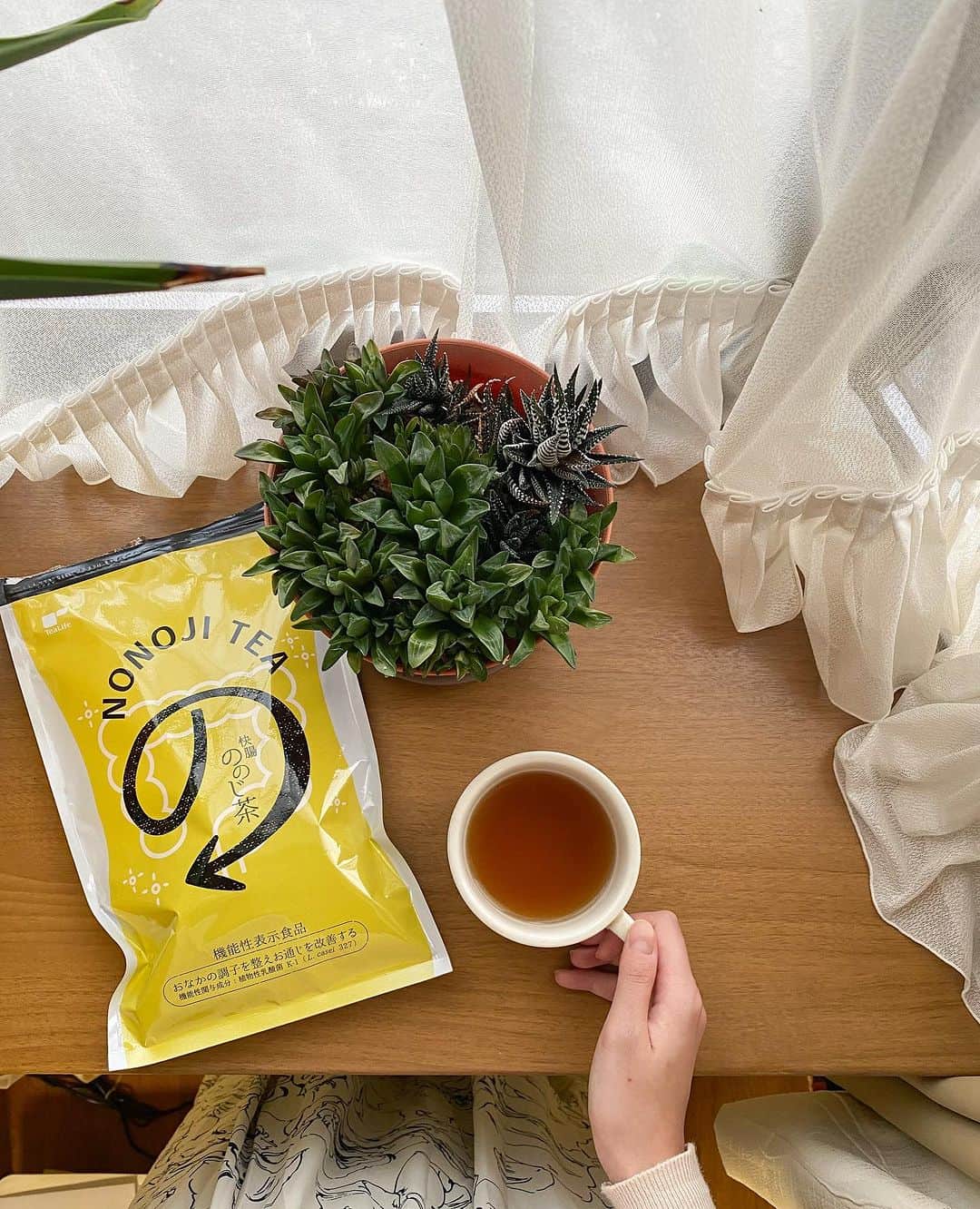 菊原梨華のインスタグラム：「・ ・ 最近お腹の調子がわるくて 「ののじ茶」を飲み始めました🍵  @tealife.com.jp  お茶なのに植物性乳酸菌K-1(L.casei 327)が入ってて しかも 1日分のお茶に500億個の乳酸菌が入ってるとゆう🥹👏  それでいてノンカフェインはもうね優勝した🏆笑  一袋で30パック入ってて ティーバックだから秒で作れるのも簡単！  味は麦茶っぽくて美味しいし 食欲ない日でも飲めるからいいなって思ったなぁ〜。  お腹ケアしっかりしよっと✨  #pr#ののじ茶#乳酸菌入り飲料#お茶#お腹の調子を整える」
