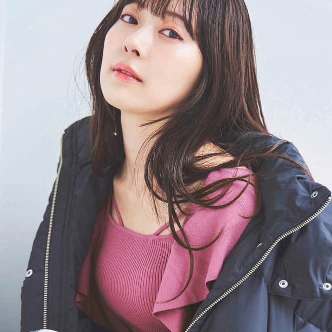 MERCURYDUOのインスタグラム：「《 WEB CATALOG INFO 》  ㅤ ✔️10.20(FRI)release!! #渡辺美優紀 さんが着るMERCURYDUOの新作コレクション公開！  “When you're ready”  上品さ漂う千鳥柄のニットワンピースに あえてオーバーサイズのジャケットを羽織ったり、  光沢感が上品な花柄スカートに さり気ない肌見せニットを合わせたコーディネートなど、  気取らないフェミニンスタイルを提案します。  このWEBマガジンだけに魅せてくれた、 渡辺美優紀さんのナチュラルな着こなしと愛くるしい表情は必見です。  ㅤ #RUNWAYchannel にて特集ページUP！ 渡辺美優紀さん着用アイテムを全店舗・WEBにて販売開始！  ———————————————  人気スタッフのコーディネートはこちら ▶︎ @mercuryduo_stylingㅤㅤㅤㅤㅤㅤ  #MERCURYDUO #マーキュリーデュオ #mercuryduo_watanabemiyuki #RUNWAYchannel #渡辺美優紀 #みるきー #ちゃぷ民  ———————————————」