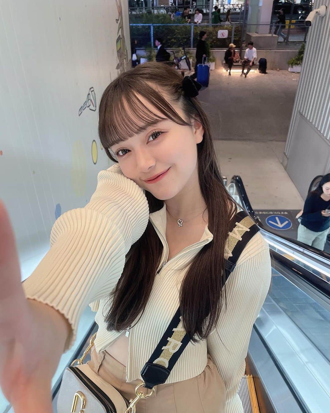 坂本理紗のインスタグラム：「久しぶりにストレートにしたの、可愛い?? ・ ・ ・  #宮下パーク  #ニット  #ジップニット  #秋服  #デートコーデ  #フレンチガーリー #彼女感  #地下アイドル  #05」
